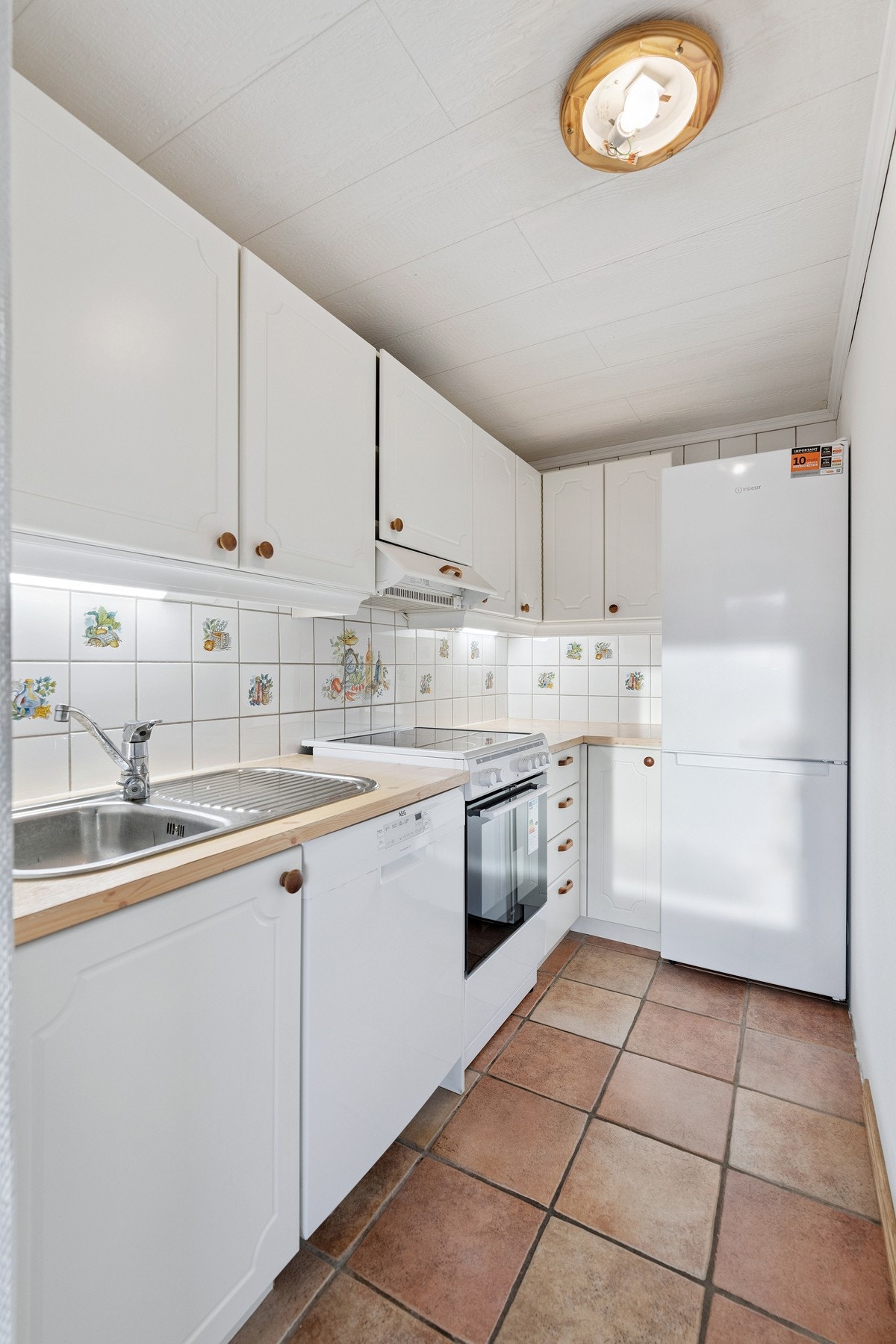 Kjøkkenet har gjennomgang fra stuen. Galleribilde