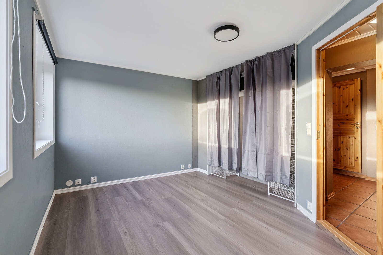 Romslig soverom i kjelleretasjen med gulvvarme og sørvendte vindusflater. Galleribilde