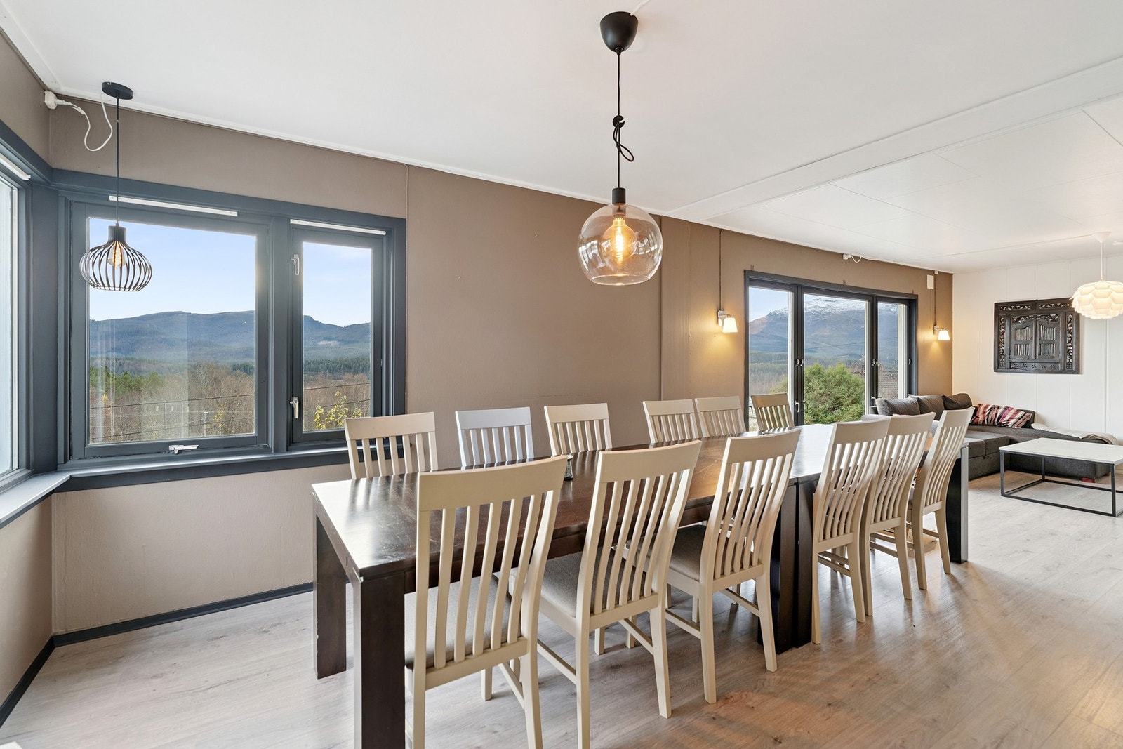 Rikelig plass til et stort spisebord som egner seg godt til både små og store samlinger. Galleribilde