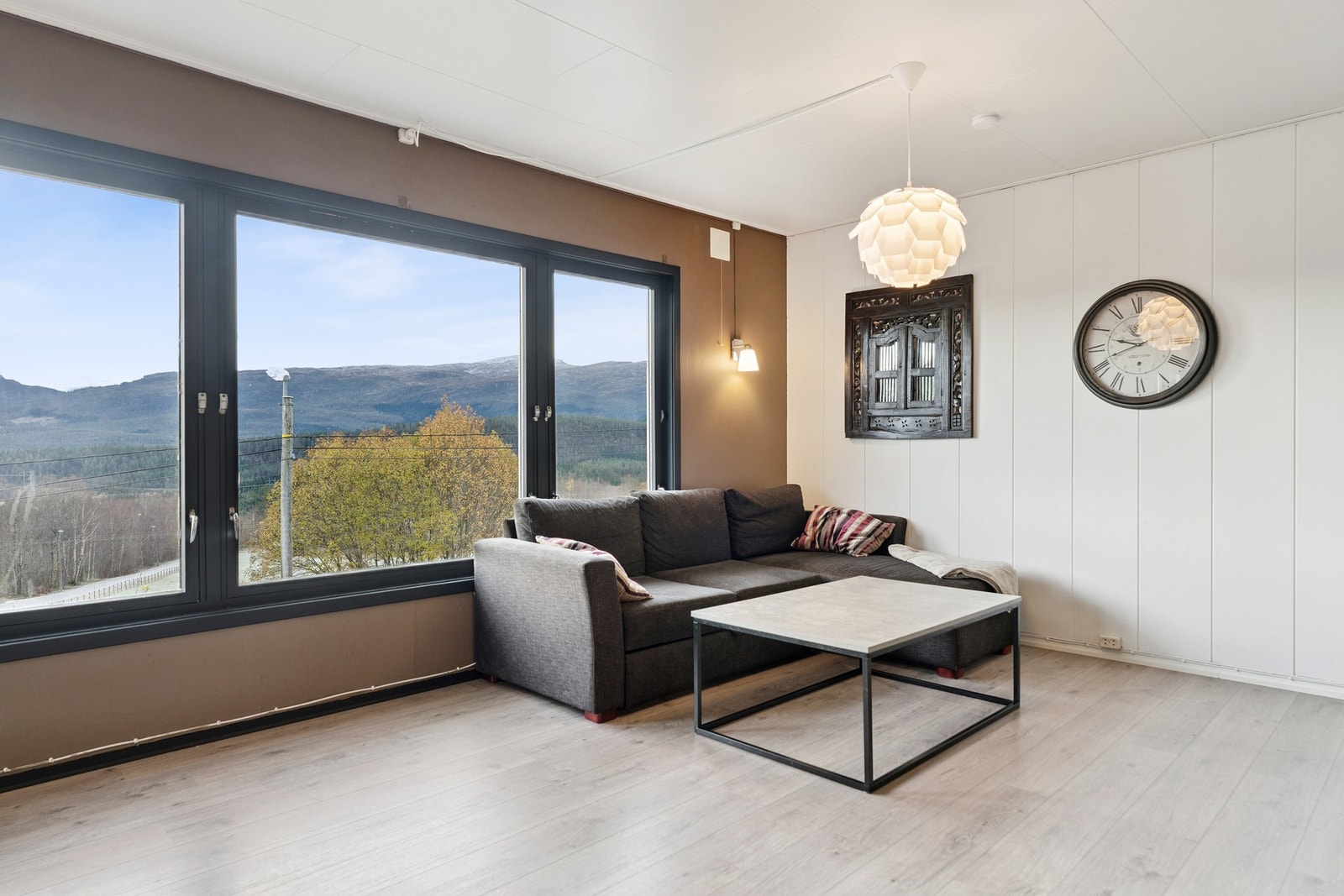 Stuen er romslig, med store sør- og vestvendte vindusflater som gir godt lysinnslipp. Galleribilde