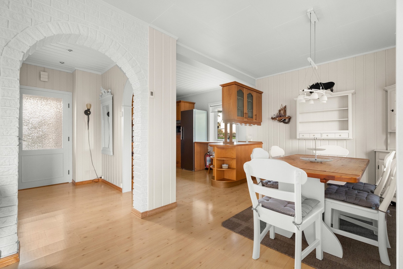 Her er det naturlig soner for kjøkkenkrok og spisebord Galleribilde