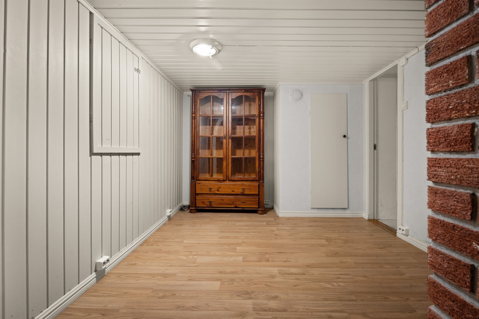 Kjeller har hovedsakelig takhøyde under 1,90 og ikke medregnet i BRA. Galleribilde