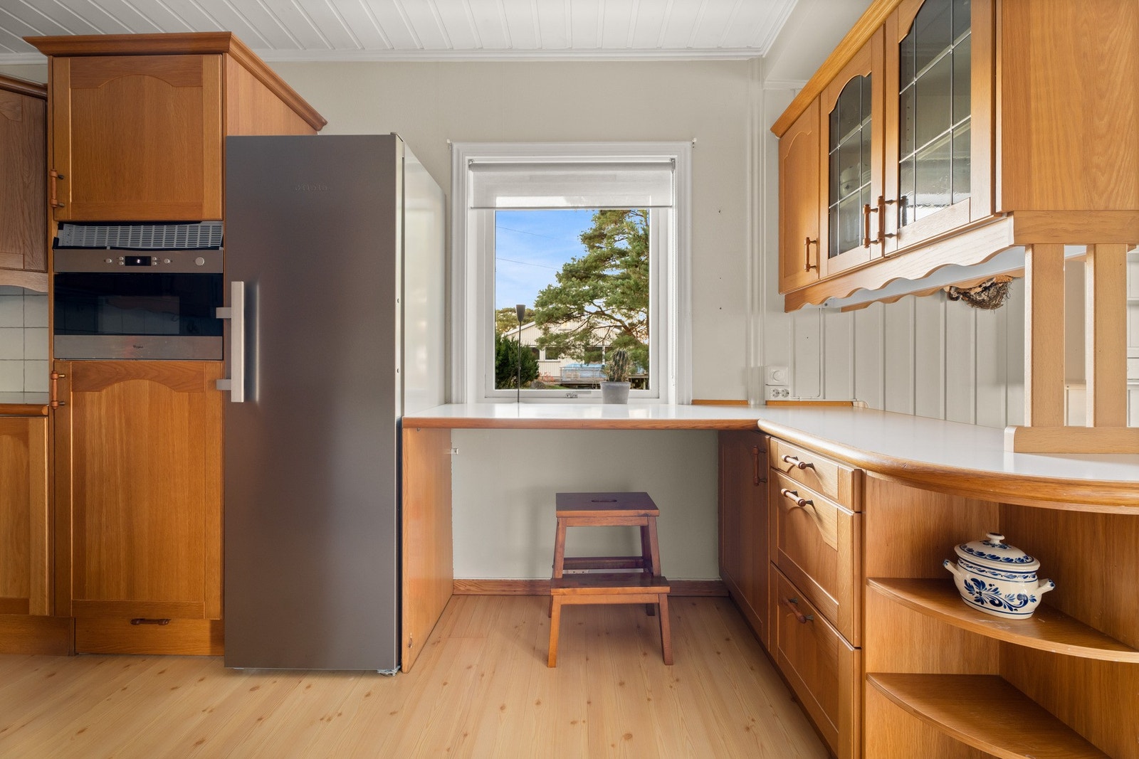 Her er det integrert micro, platetopp og stekeovn. Galleribilde