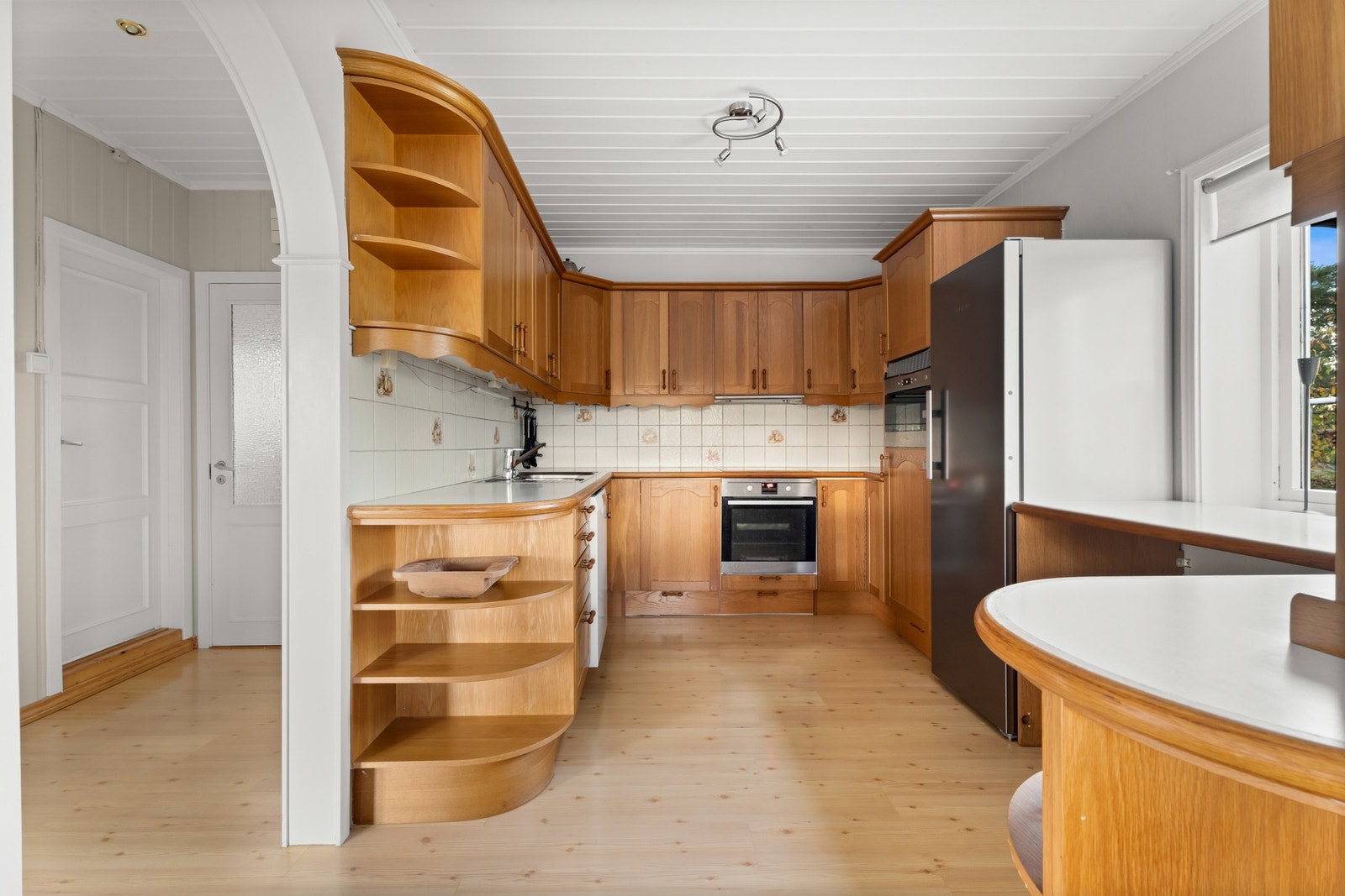 Kjøkken med profilerte fronter. Galleribilde