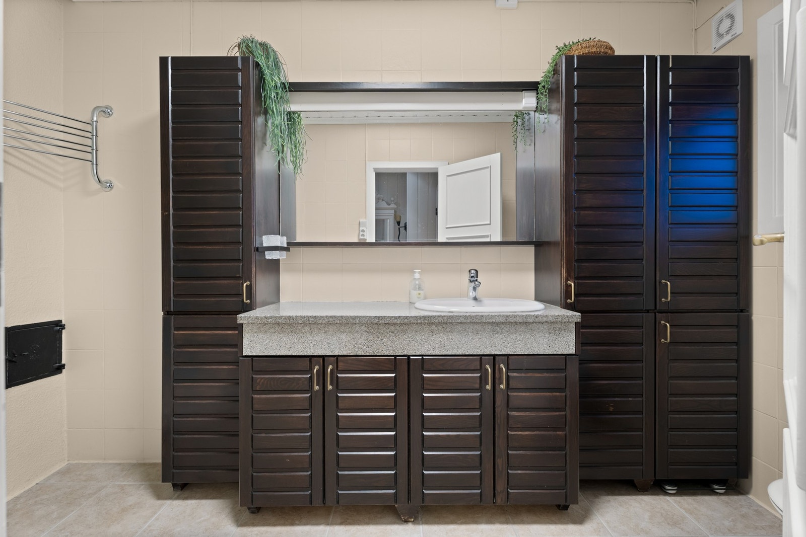 Med benkeskap og høyskap på begge sider er det nok av plass til toalettsaker. Galleribilde