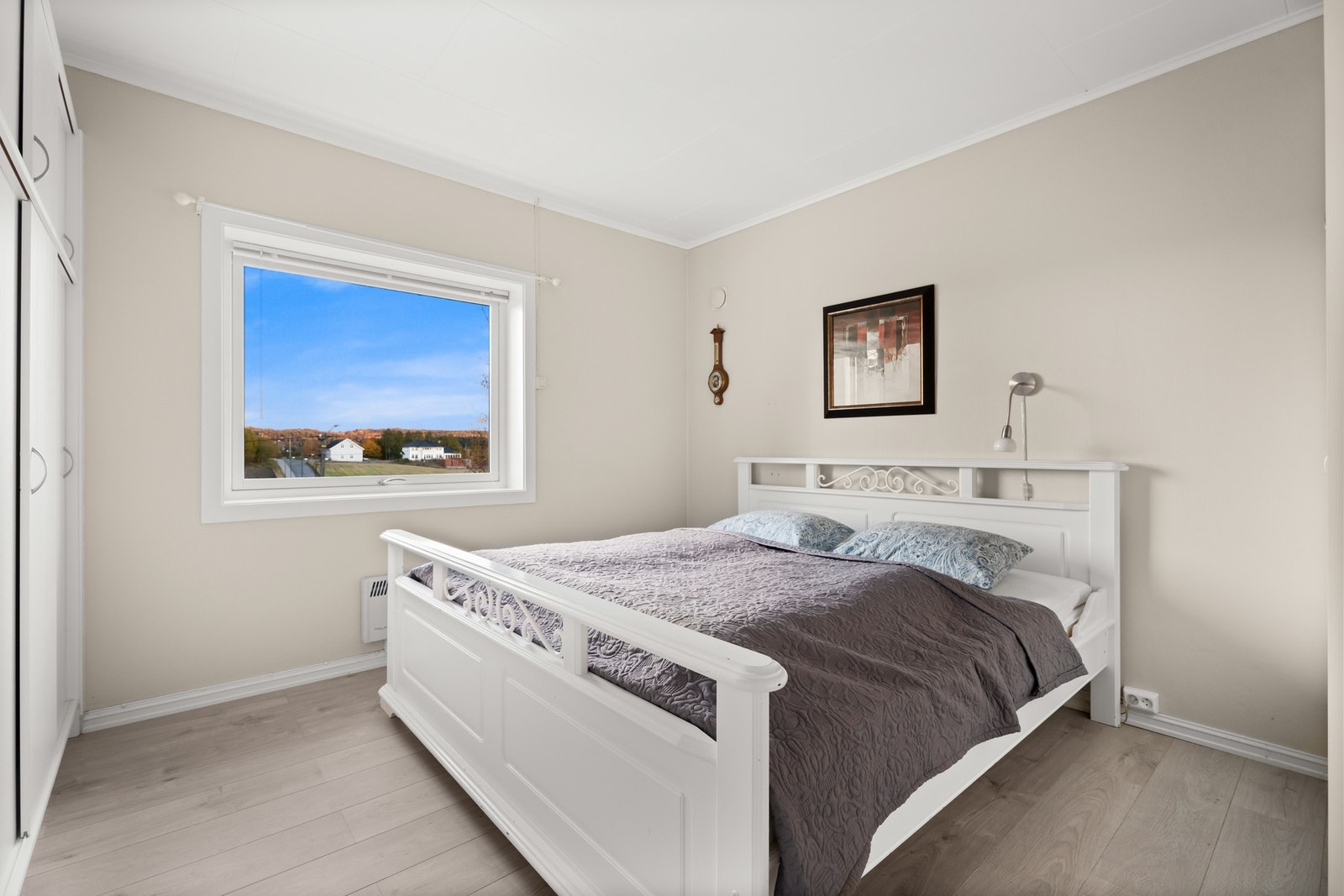 Hovedsoverom med moderne laminatgulv og lyse vegger. Galleribilde