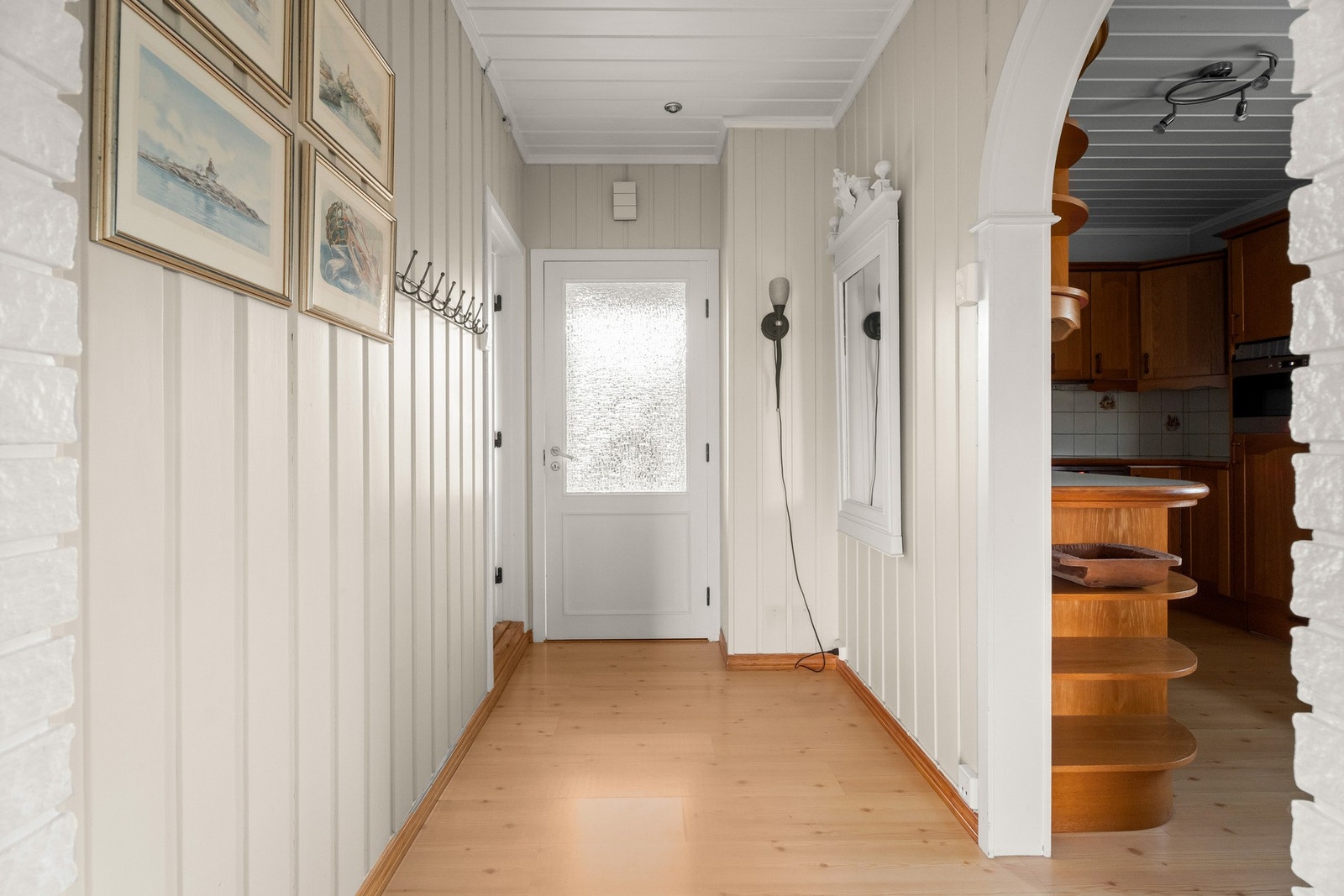 Lys gang med veggoppheng og plass til skapløsning. Galleribilde