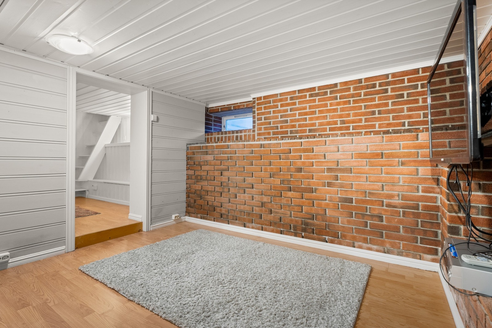 Det er elektrisk gulvvarme i 2 kjellerrom. Galleribilde