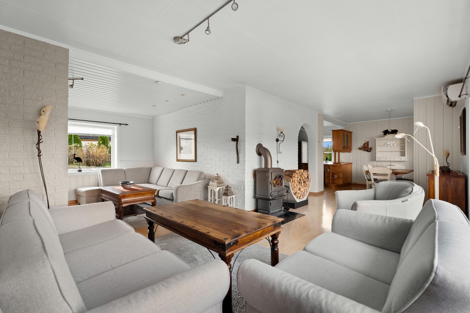 Lys stue i L-form. Galleribilde