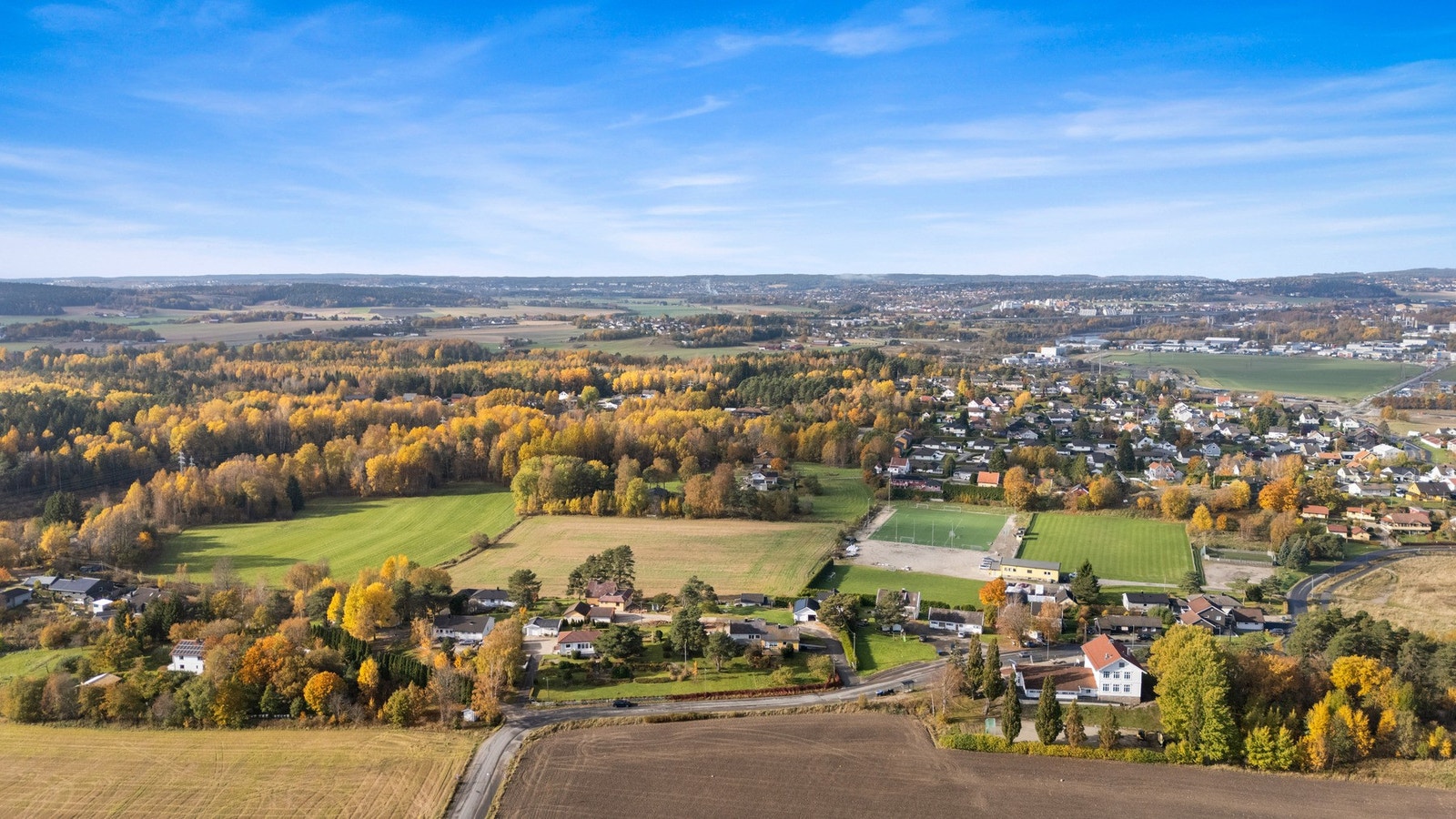Fra eiendommen er det kort vei til skole og fotballbane. Galleribilde