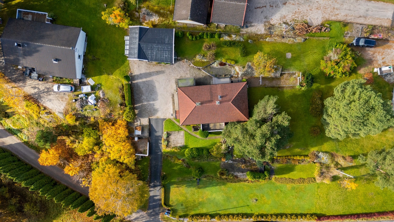 Gårdsplassen er romslig, i tillegg er det garasje/uthus på 47 kvm. Galleribilde