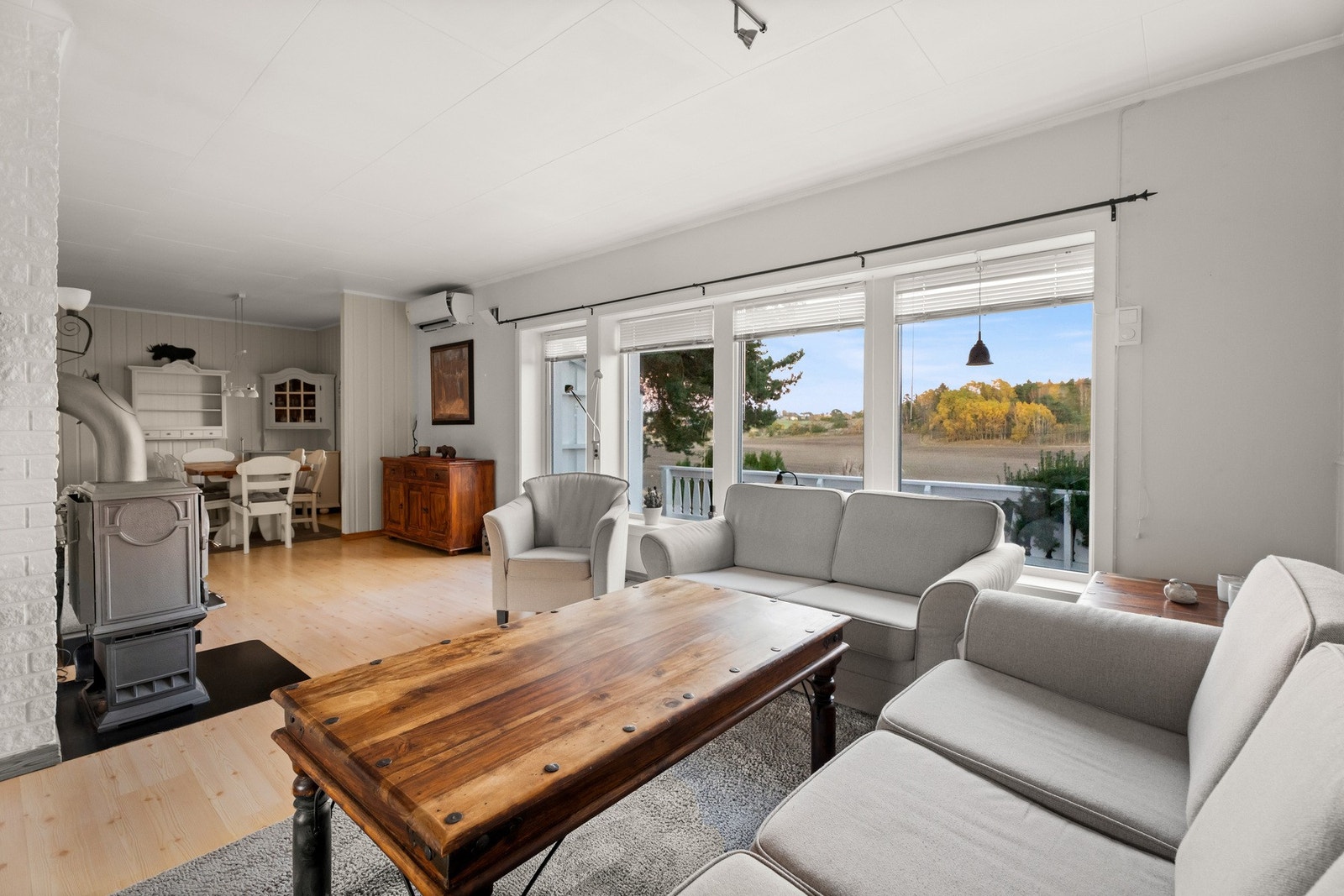 Her finner man både varmepumpe og vedfyring i lukket ovn. Galleribilde