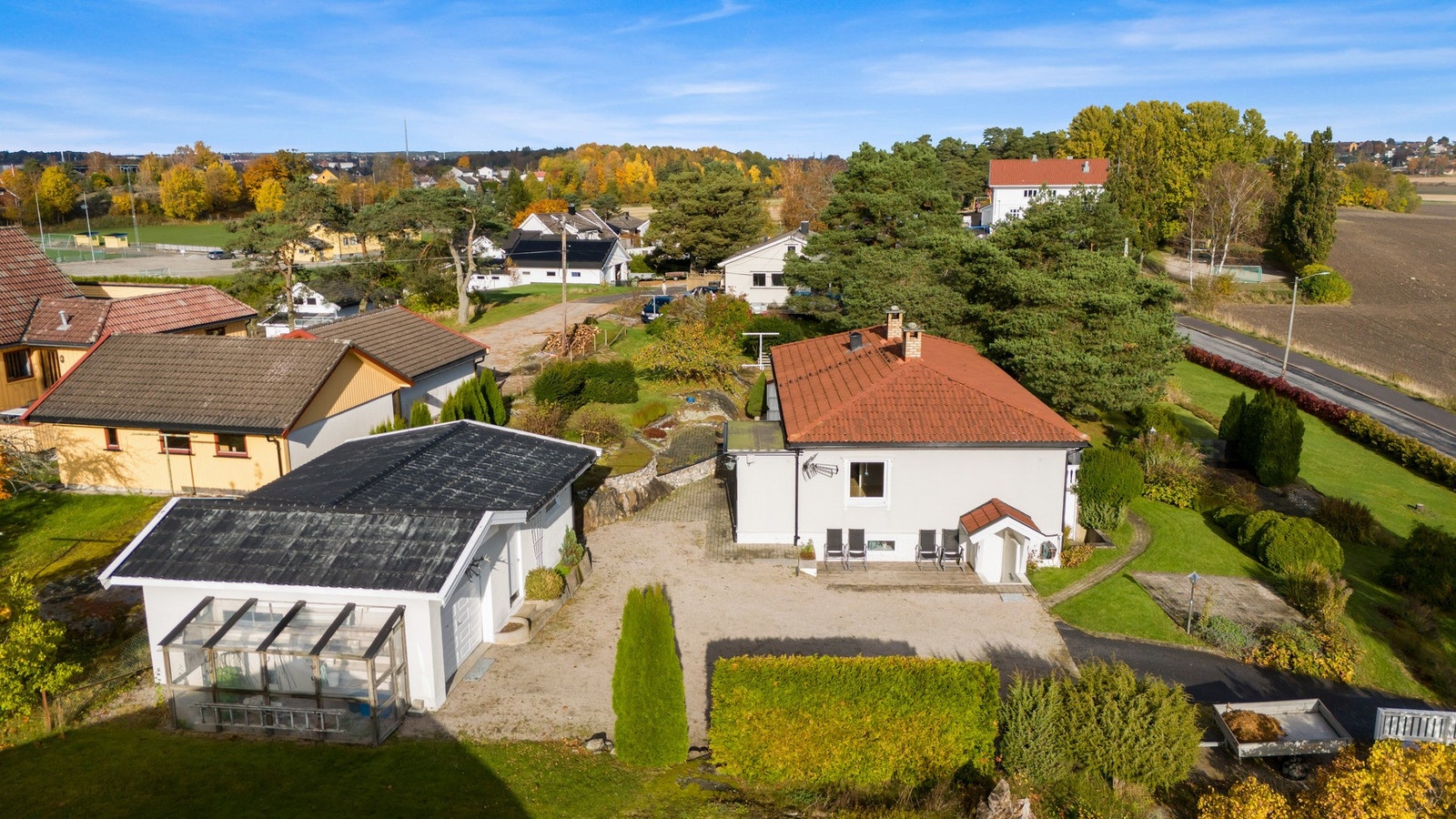 Eiendommen har stort og pent plenareal med varierende beplantning. Galleribilde