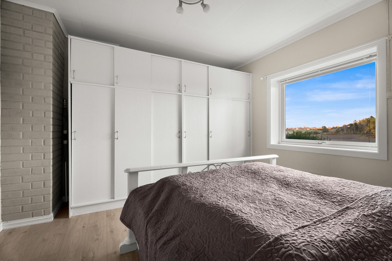 Smart løsning med naturlig sone for garderobe. Galleribilde