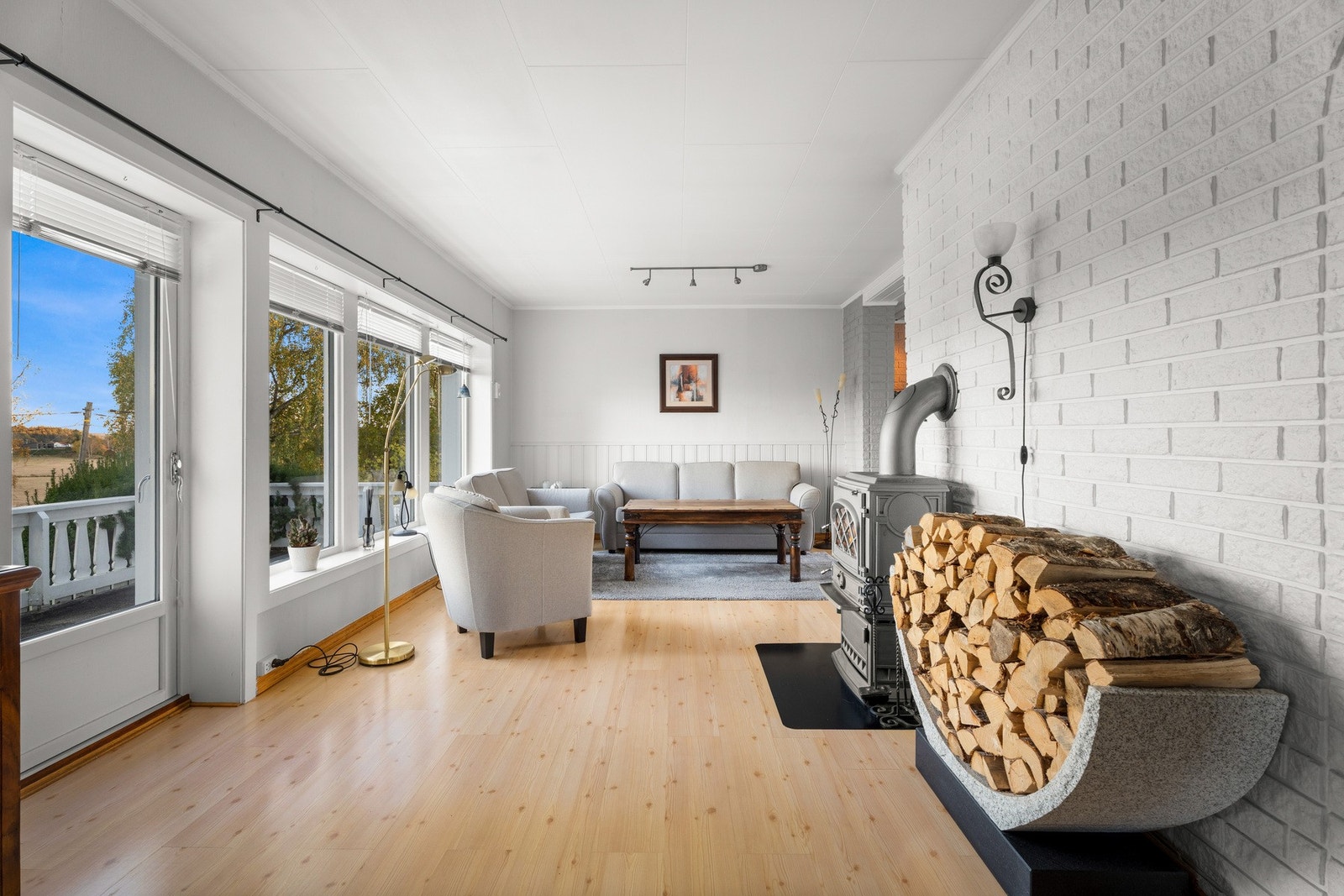 Store vindusoverflater og utgang til veranda fra stuen. Galleribilde