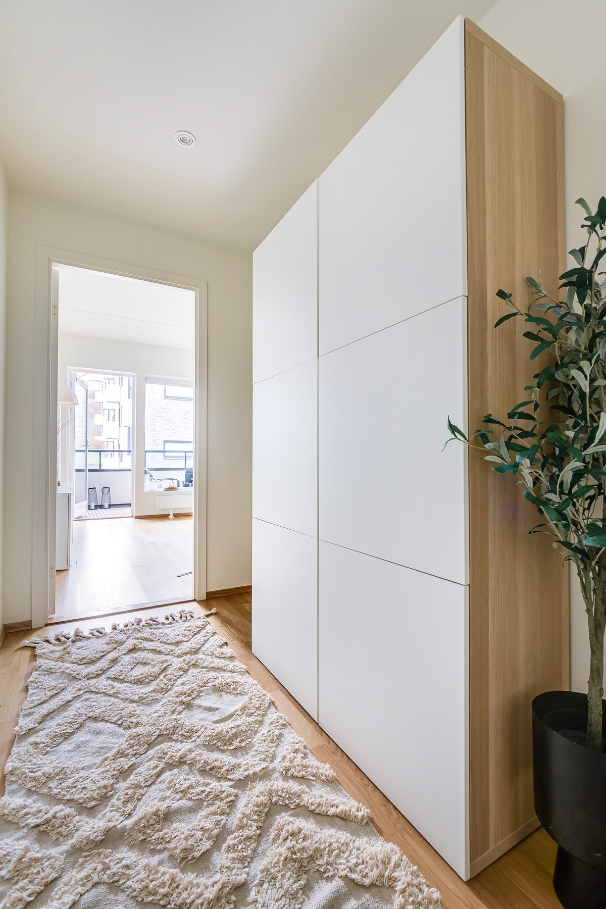 Stor garderobe i entré medfølger salget. Galleribilde