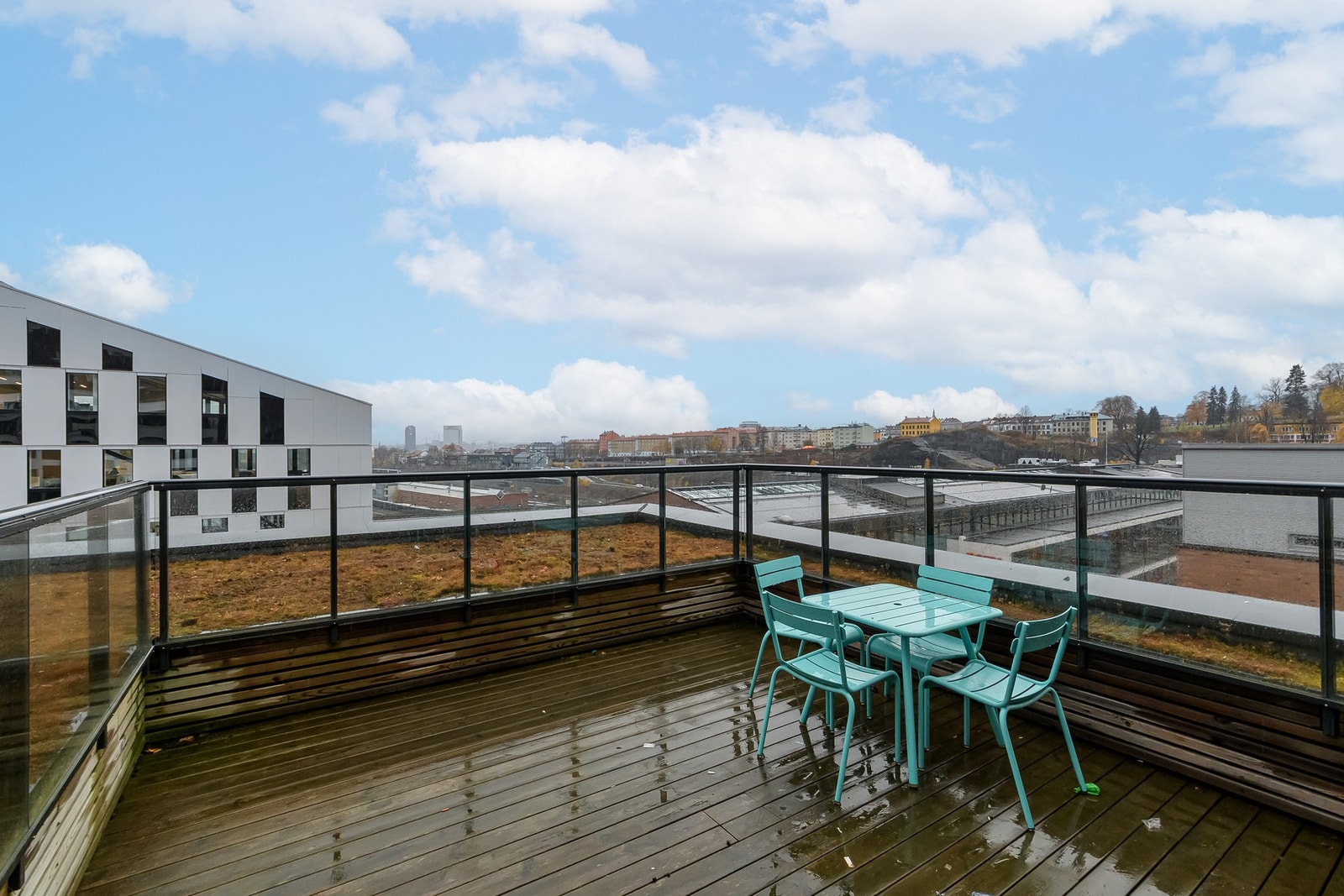 Det er tilgang til felles takterrasse i bygget med flott utsikt og sol hele dagen. Galleribilde
