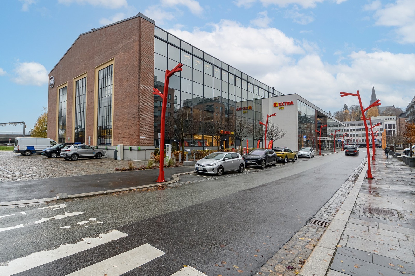 Coop Extra er rett over veien og du har Kiwi tilgjengelig ca 3 minutters gange unna. Galleribilde