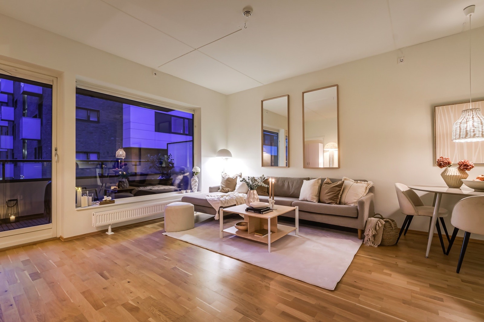 Romslig stue med god plass til stor sofa og spisebord. Galleribilde