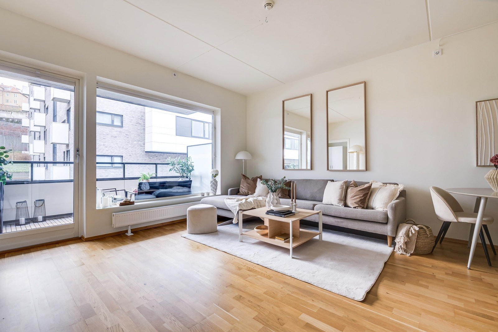 Store vinduer som slipper inn rikelig med dagslys. Galleribilde