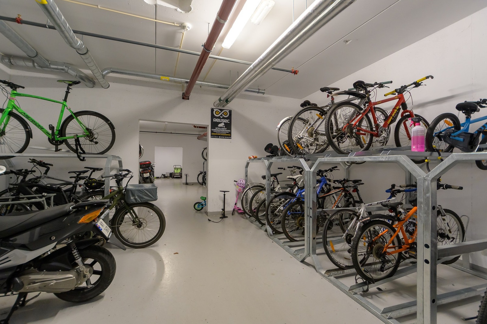 Stor sykkelparkering i låst rom. Galleribilde