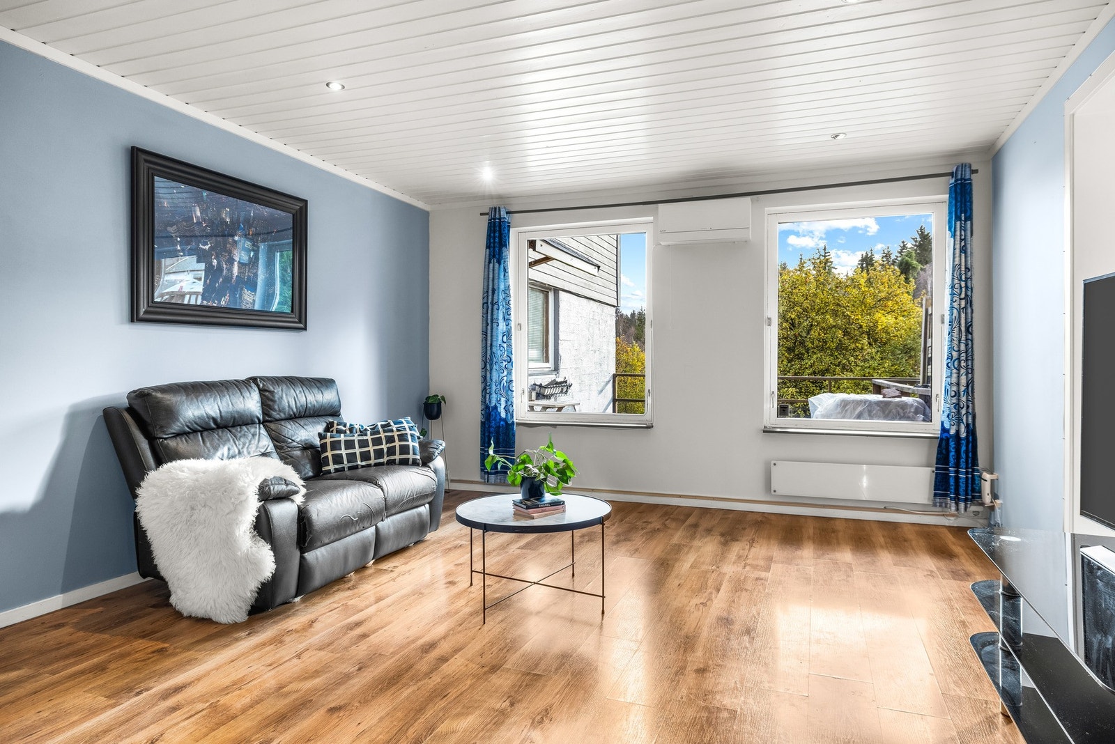 Det er store vindusflater som gir rikelig med lysinnslipp. Stuen er malt i en behagelig fargepalett. Galleribilde