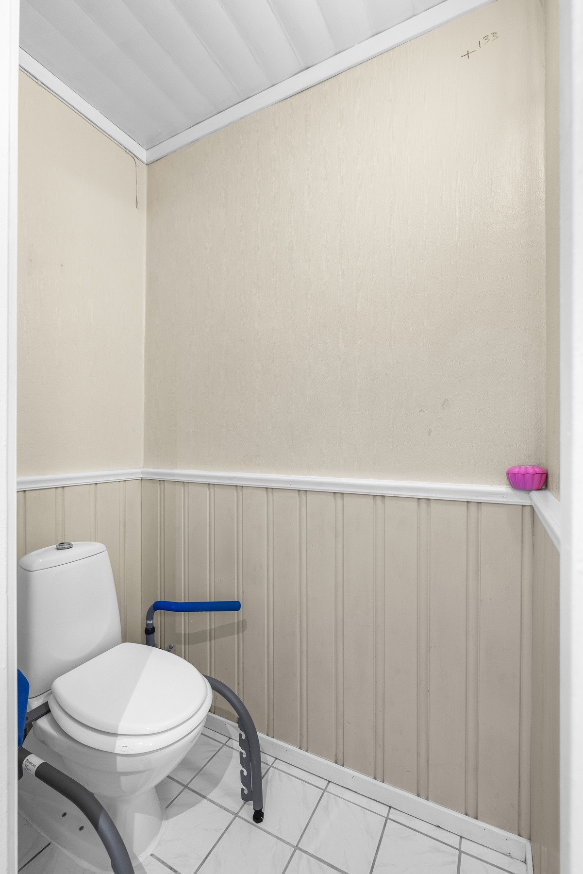 Med inngang fra baderommet er et separat WC. Galleribilde