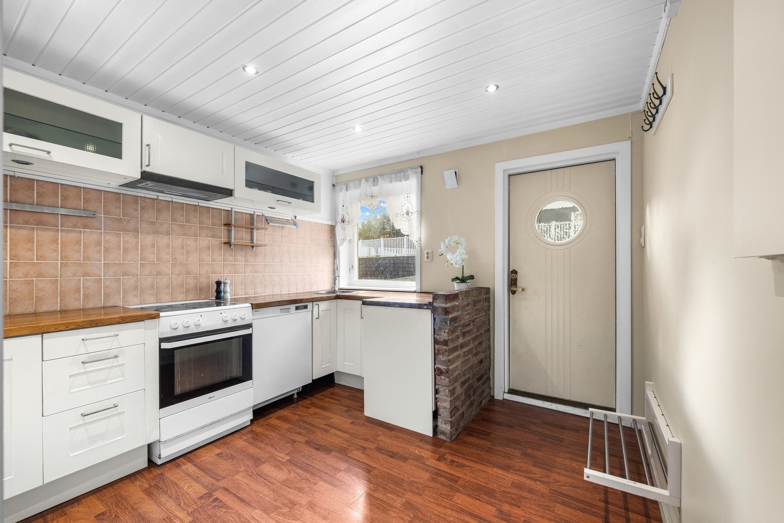 Kjøkken ligger ved entréen. Et romslig og lyst rom supplert med downlights i himling. Galleribilde