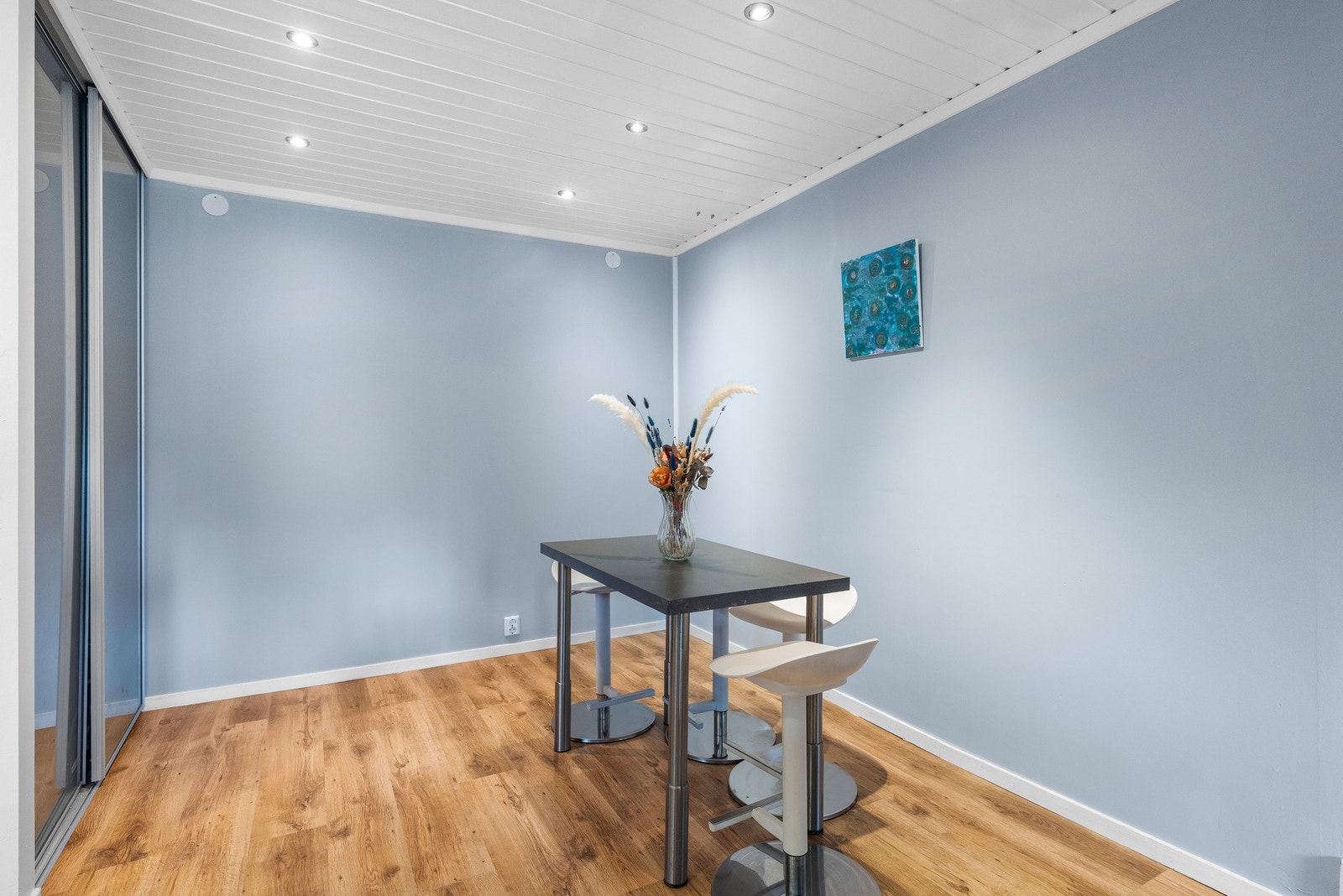 Videre i stuen er det god plass til et stort spisebord. En koselig spisesone. Galleribilde