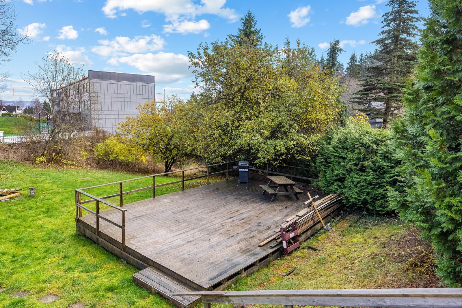 Hyggelig fellesområdet med platting og plen for beboerne. Galleribilde