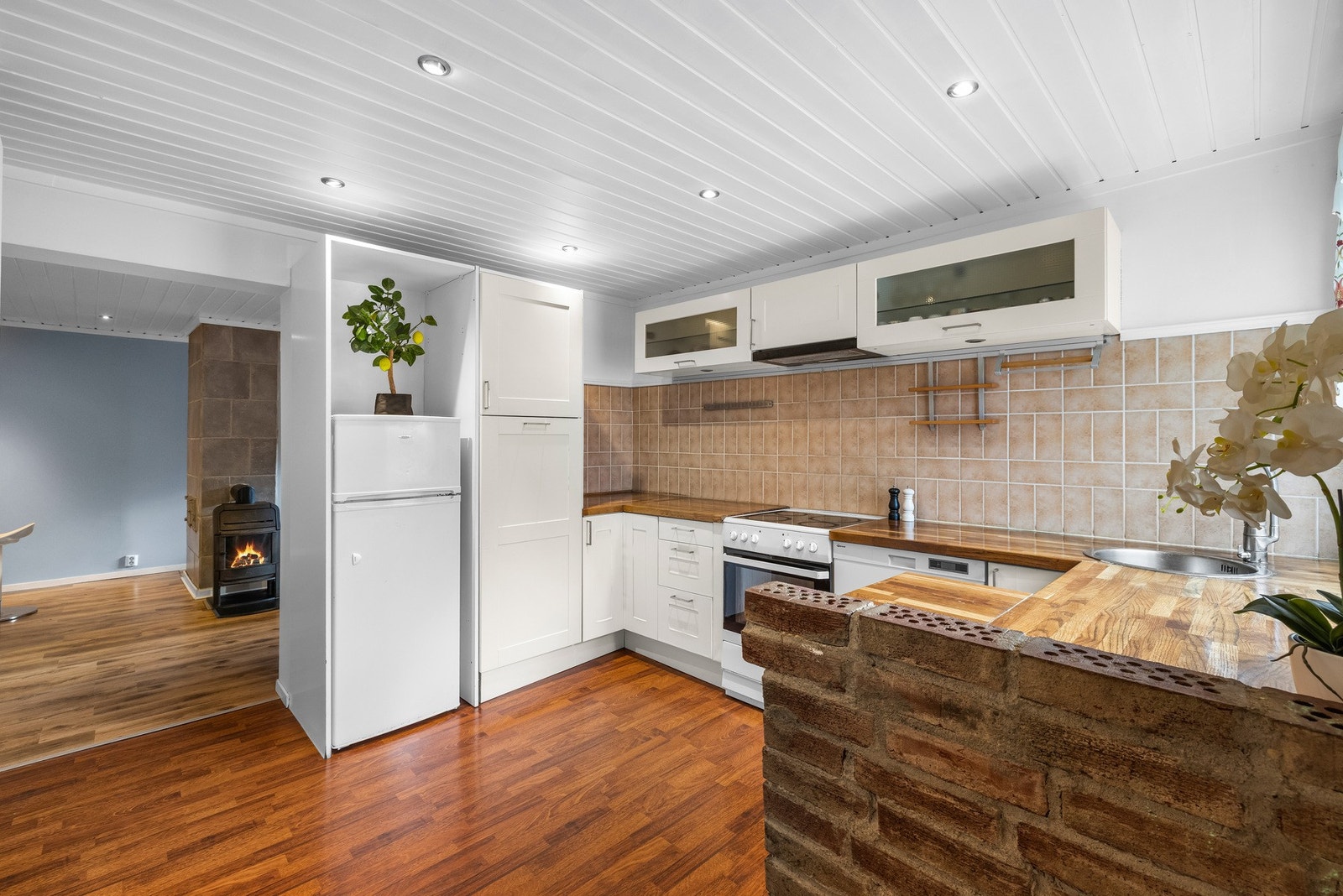 Fra kjøkkenet er det videre adkomst til stuen. Galleribilde