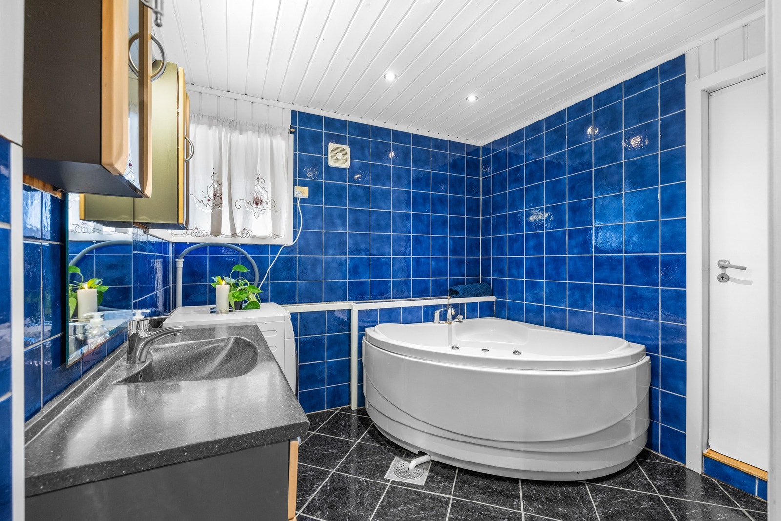 Baderommet oppleves romslig. Her er det gulvvarme og downlights. Galleribilde