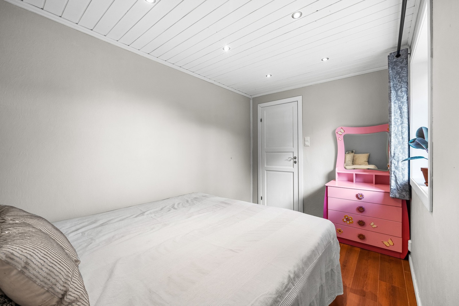 Også dette rommet er malt i en tidsriktig farge. Galleribilde