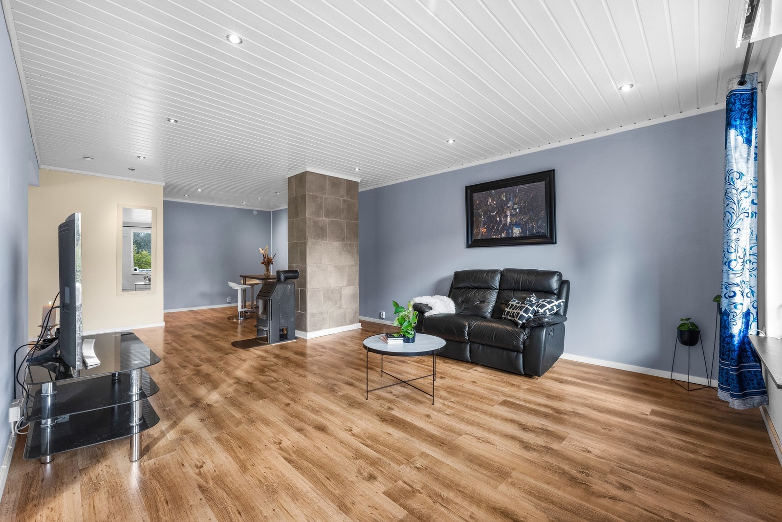 Vi trekker oss tilbake inn i stuen. Her er det god plass til en større sofa, sofabord og annet ønskelig stuemøblement. Galleribilde