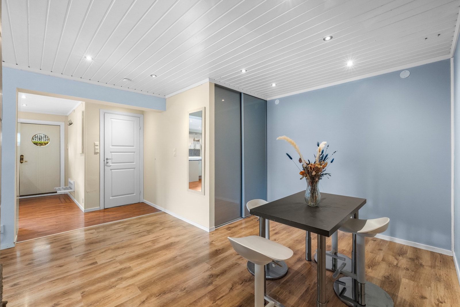 Også her er det downlights i himling. For ekstra oppbevaringsplass er det en skyvedørsgarderobe. Galleribilde