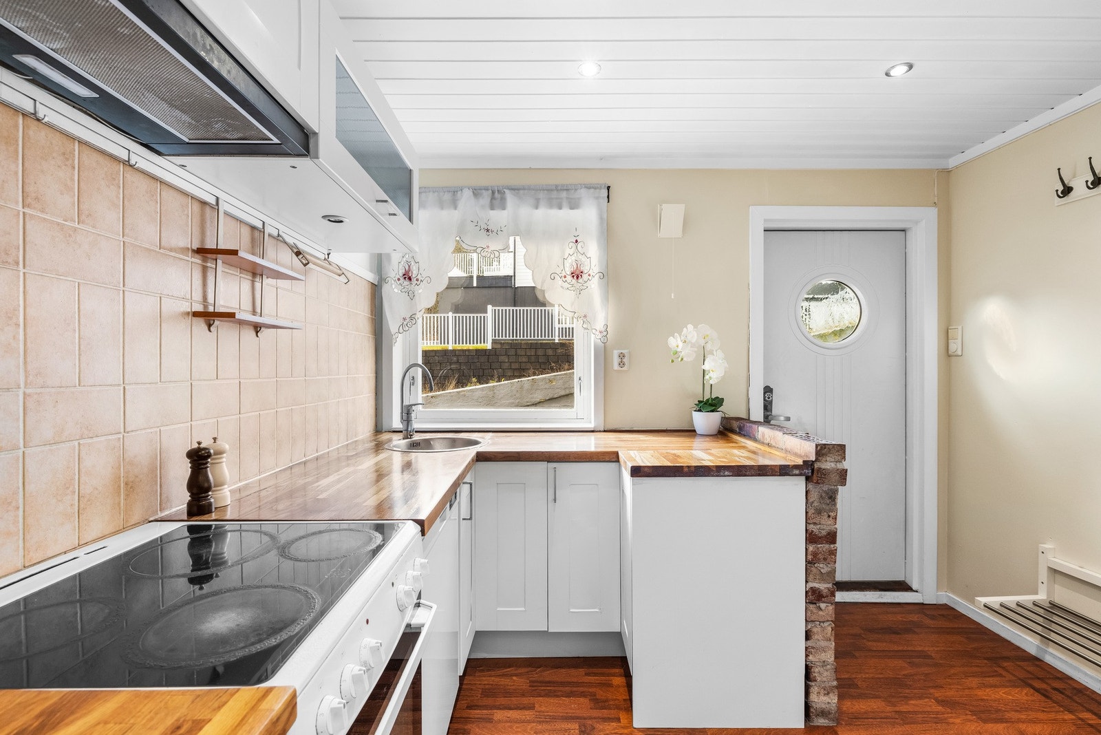 Belysning under overskap for ekstra arbeidslys. Galleribilde