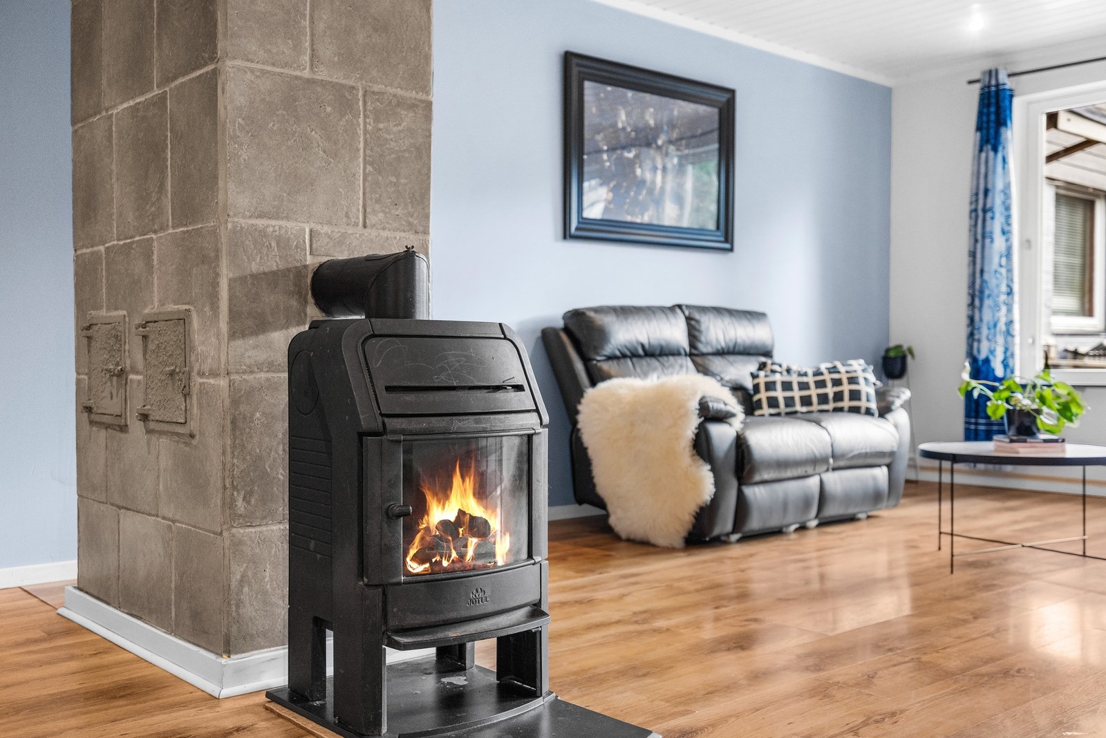 Her er det også en nydelig peis som gir varme og hygge på kalde høst- og vinterdager. Galleribilde