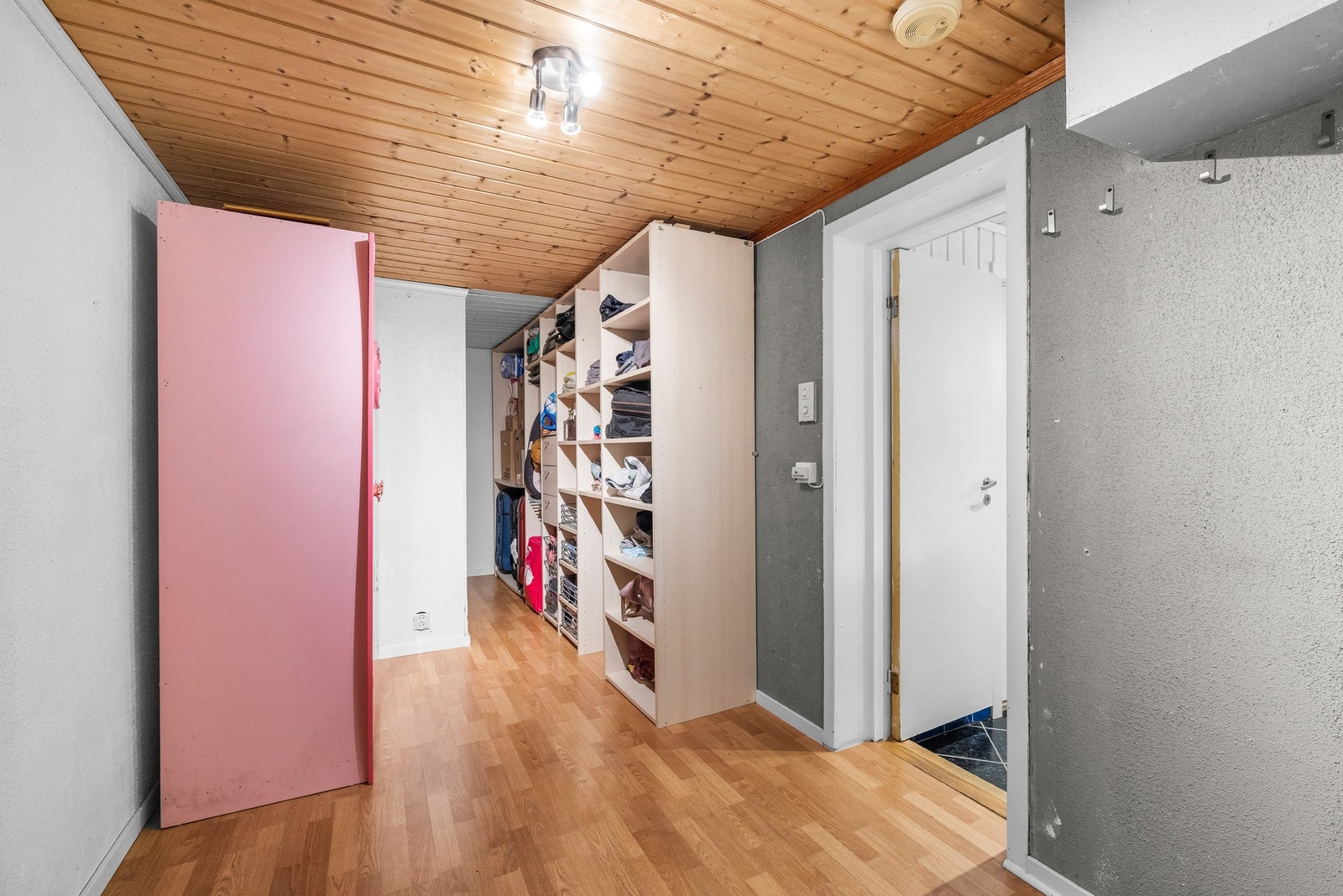 Fra badet er det også adkomst til en meget romslig bod. Galleribilde