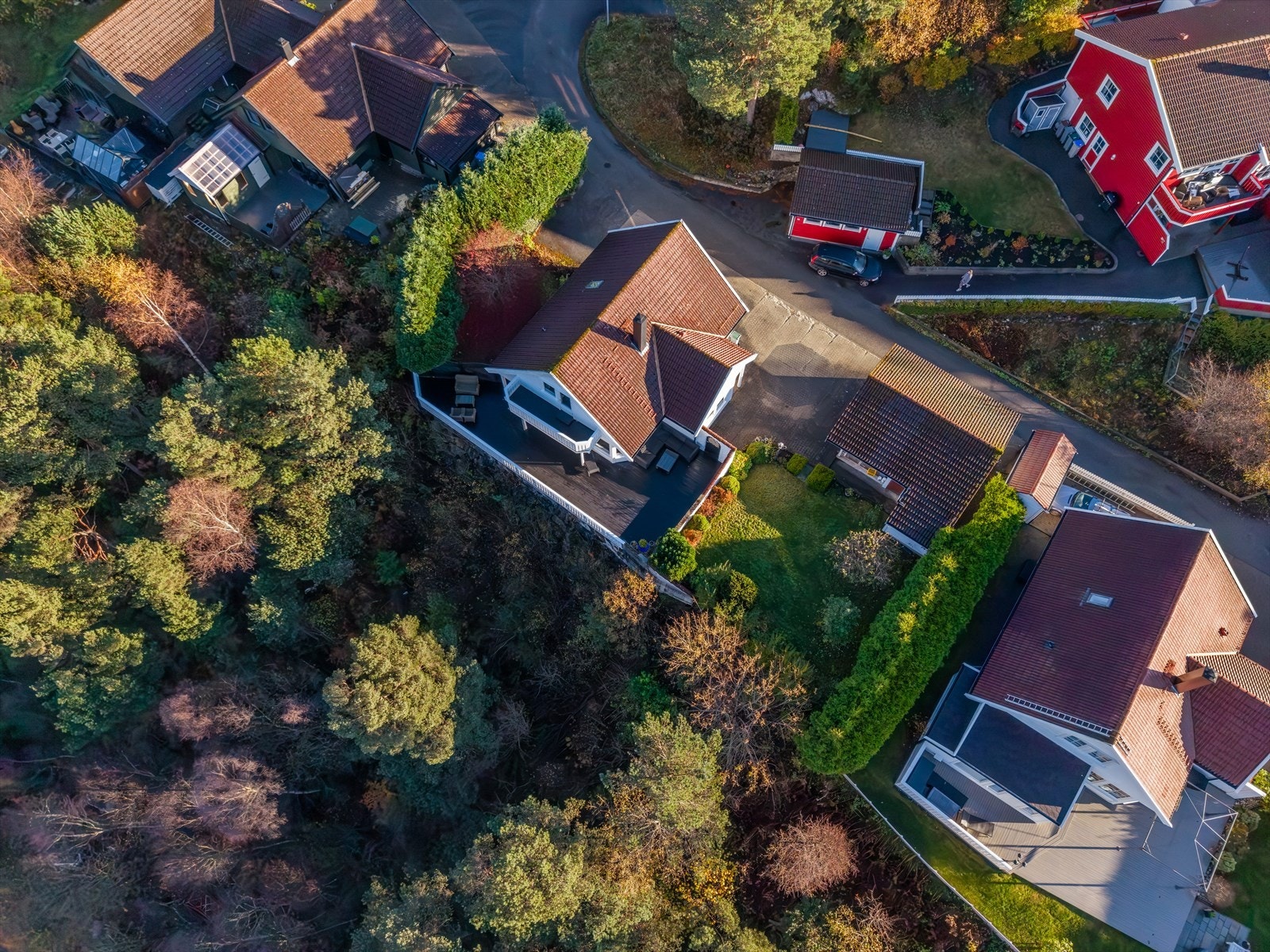 - Det er svært gode parkeringsmuligheter på egen tomt med i garasje og oppstillingsplass. Montert elbil-lader på husveggen - Galleribilde