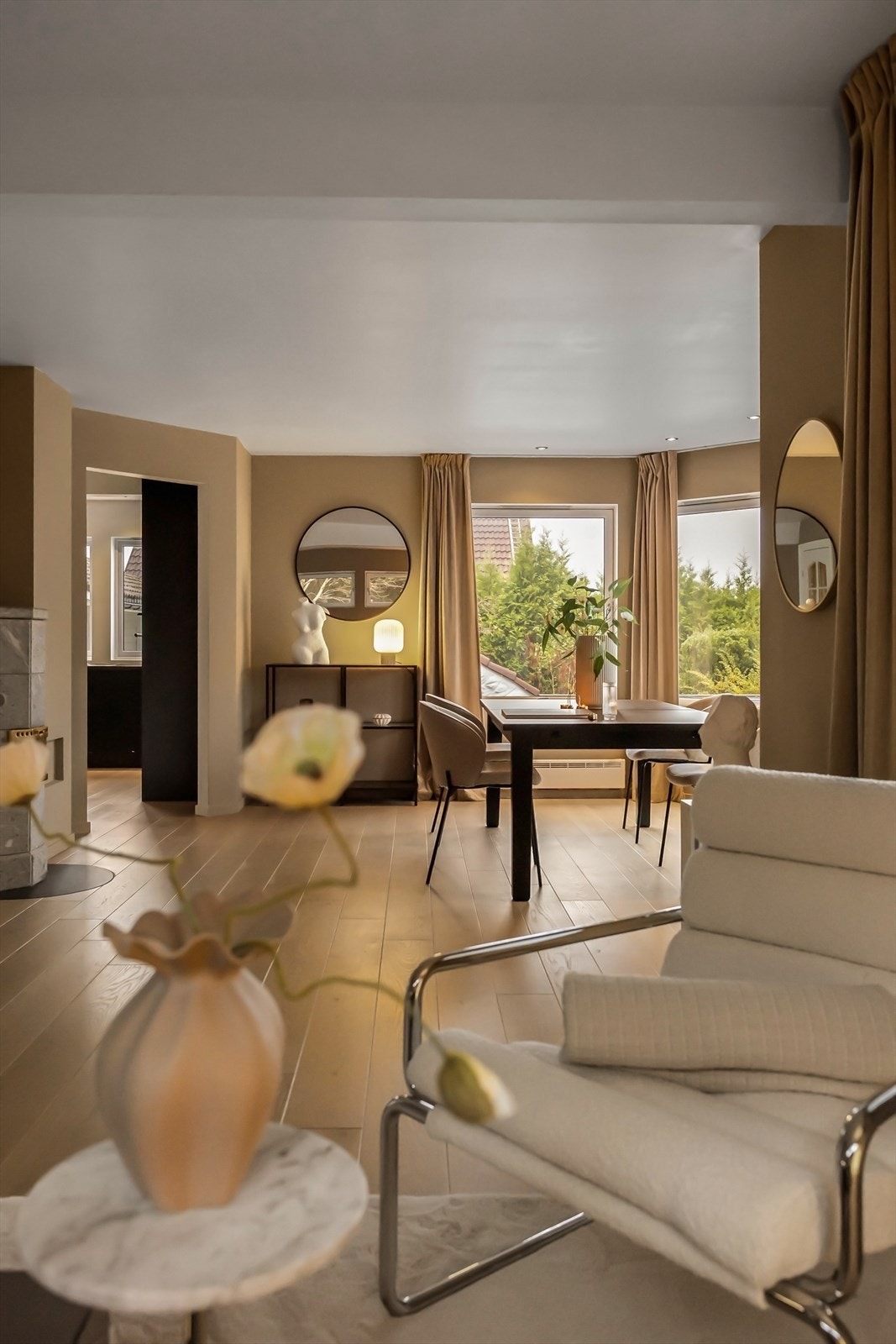 - Stuens størrelse gjør det enkelt å innrede med sofa- og spisegruppe i hver sin naturlige sone - Galleribilde