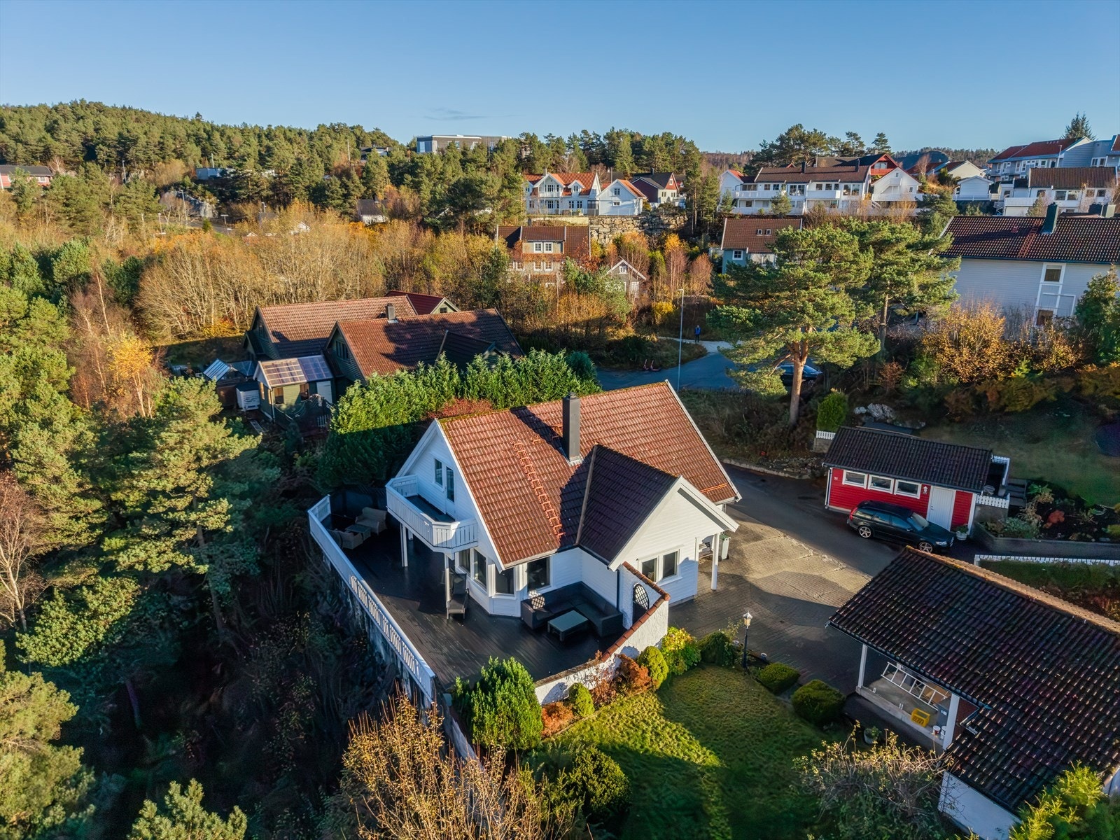 - Det er kort vei til idrettsanlegg på Follese samt gangavstand til nærmiljøanlegg og badeplass ved sjø - Galleribilde