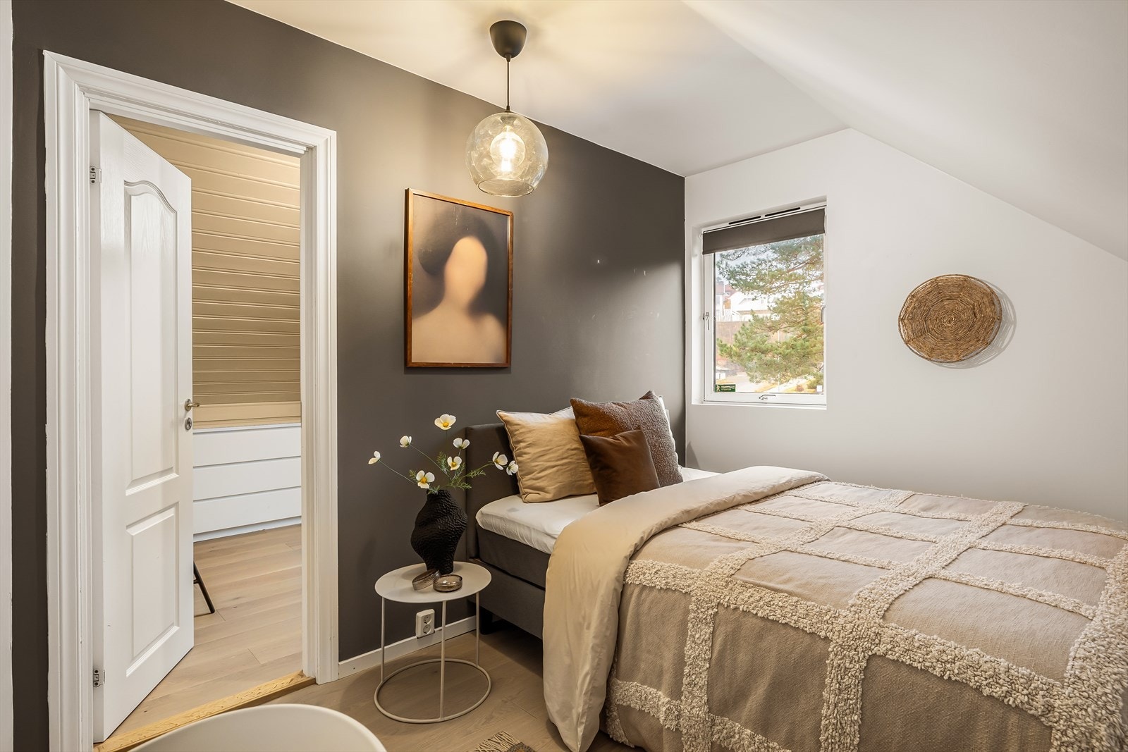 - Fra soverommet har man direkte tilkomst til garderobe (opprinnelig byggemeldt som bod) - Galleribilde