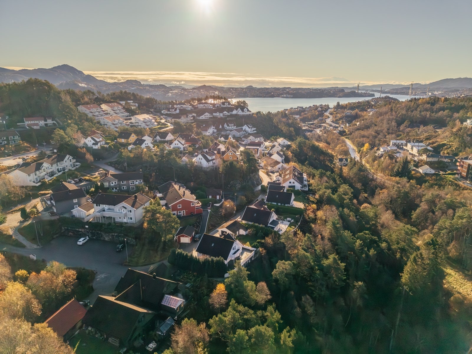 - Kleppestø ligger en kort kjøretur unna boligen, og det er omtrent 16 minutters kjøreavstand til Bergen sentrum - Galleribilde