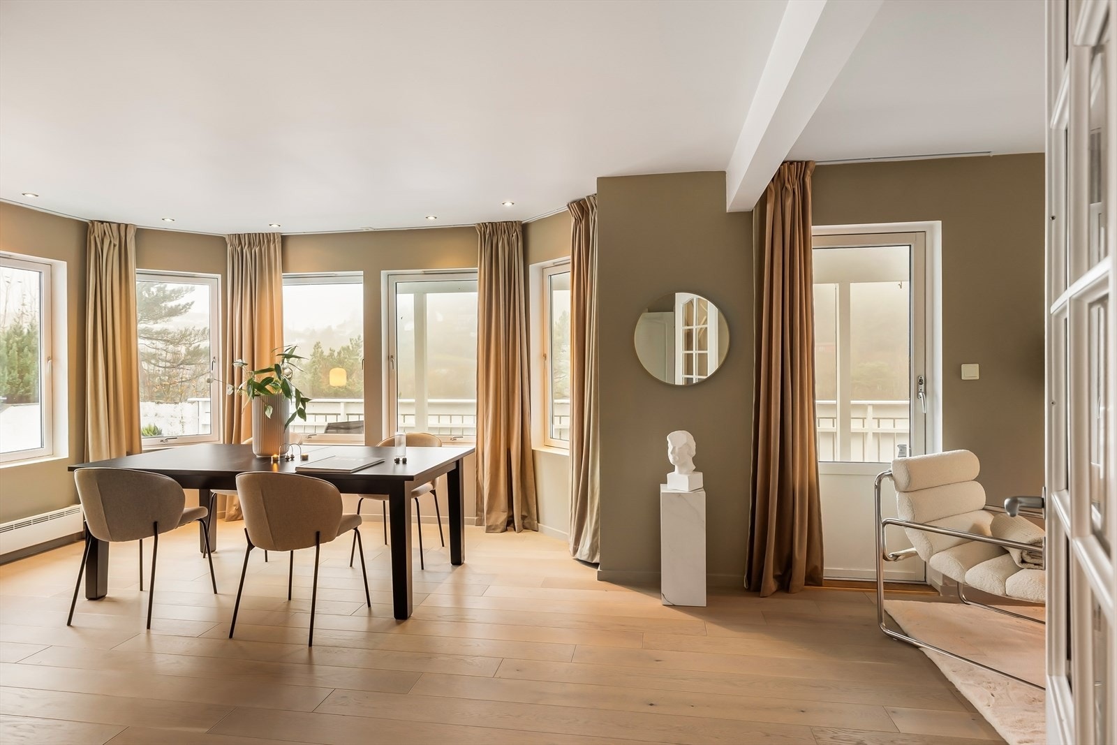 - Fra stuen har man direkte tilkomst til vestvendt terrasse på ca. 60m² - Galleribilde