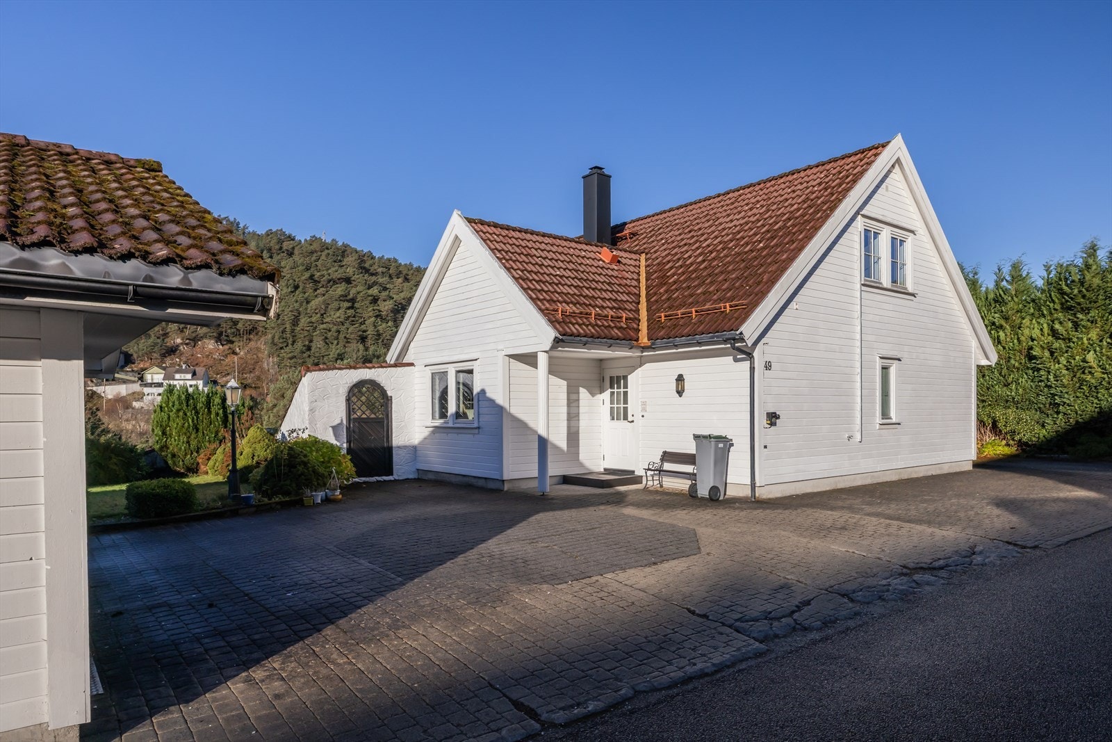 - Merk at terrassen og hagen oppleves privat med lite sjenerende innsyn, så dette er et perfekt sted å nyte fine, varme sommerdager i flotte omgivelser - Galleribilde