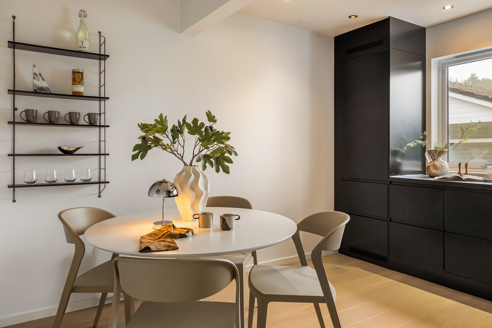 - Hyggelig med plass til et frokostbord i tilknytning til kjøkken - Galleribilde