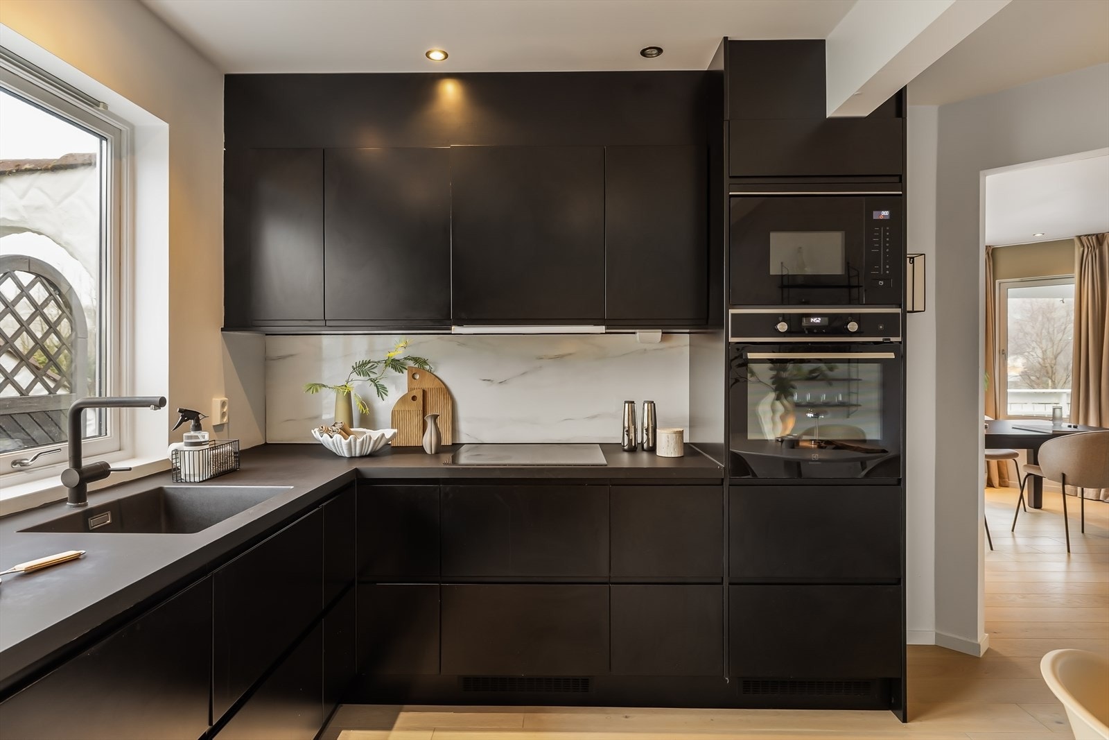 - Ny eier får gleden av integrert stekeovn, mikrobølgeovn, induksjonstopp, oppvaskmaskin og kjøleskap med frysedel - Galleribilde