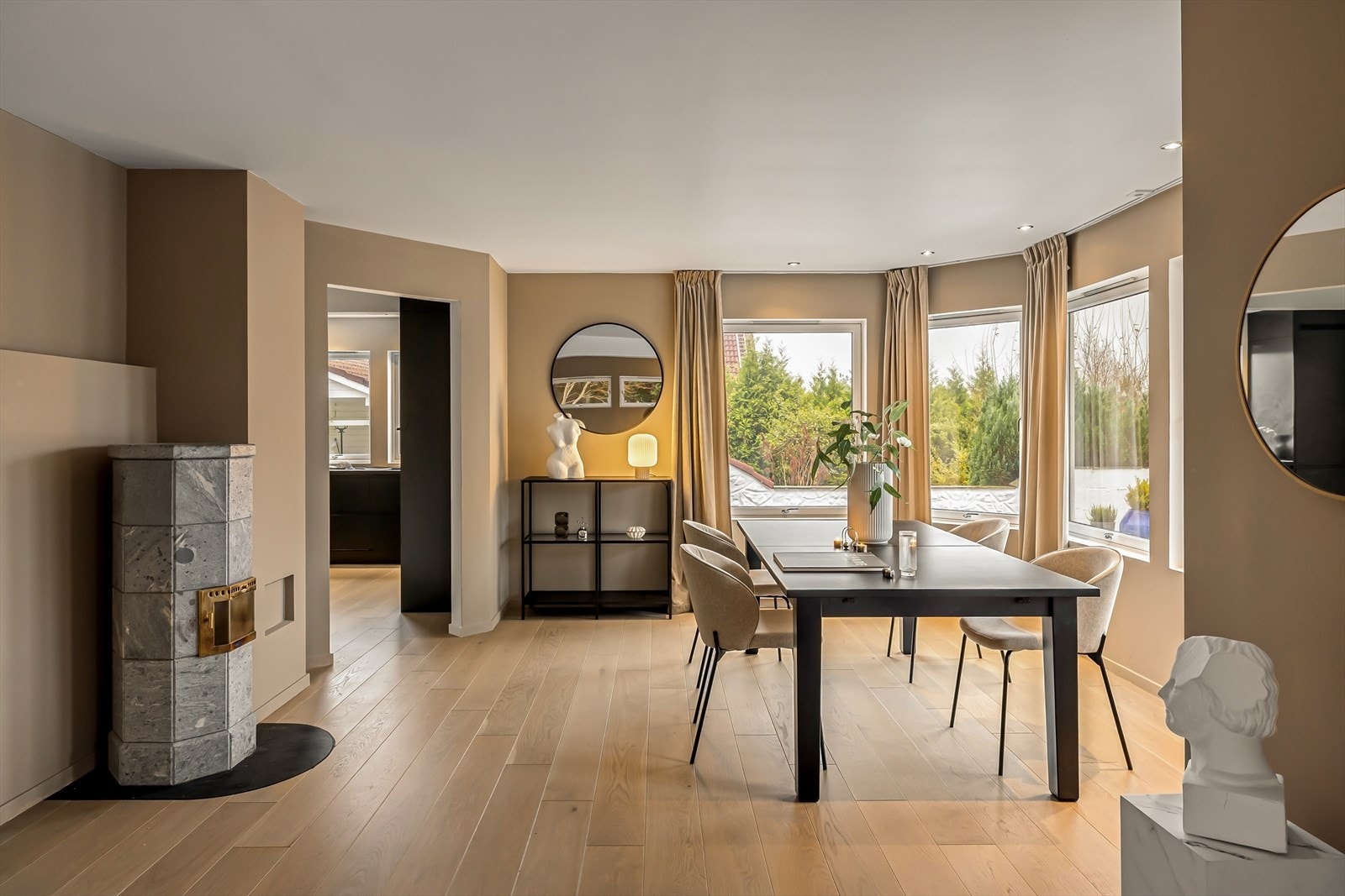 - Gjennomgående lik parkett på gulv gir et nydelig helhetlig inntrykk - Galleribilde