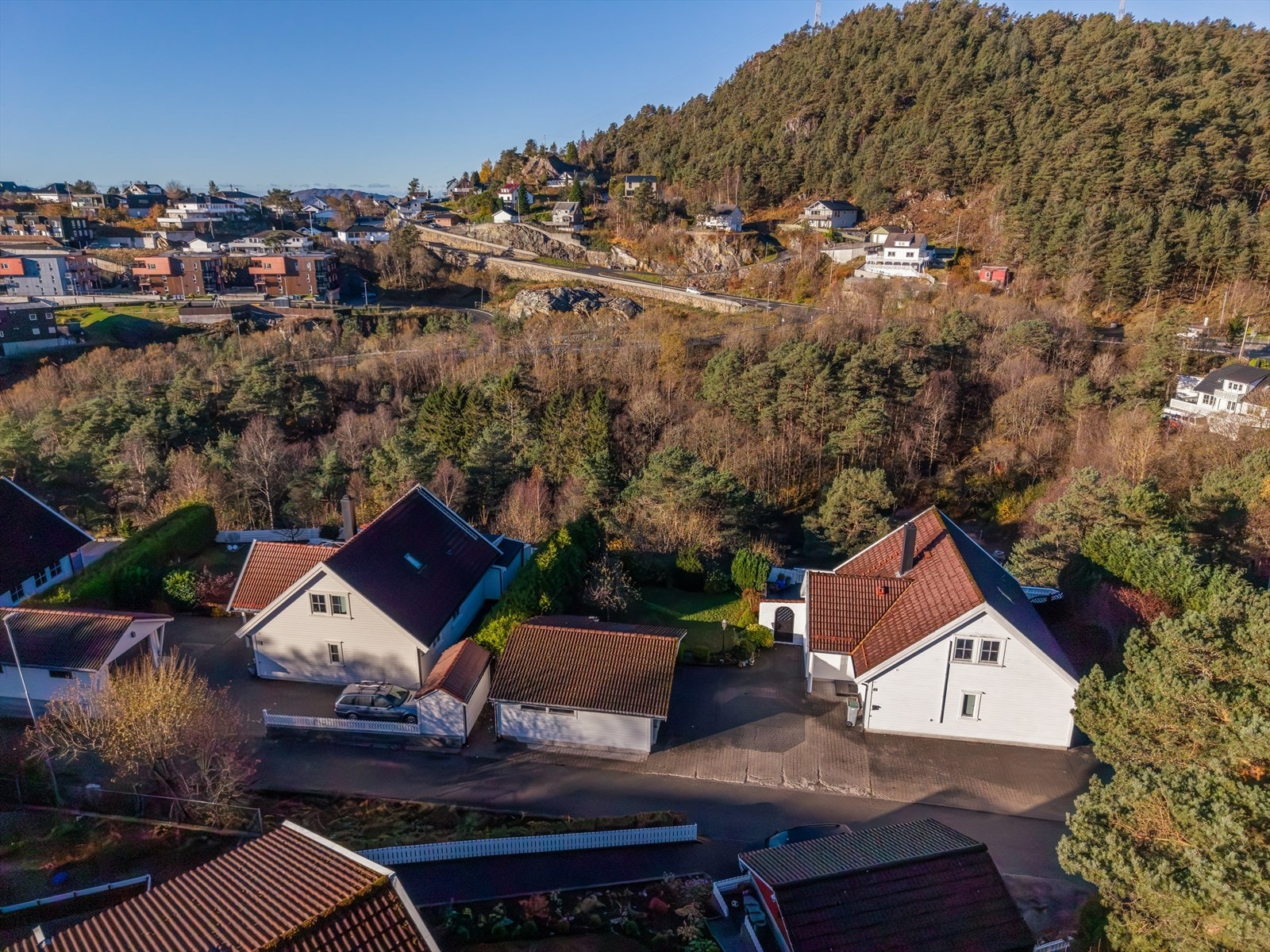 - Fra boligen er det 3 min gange til busstopp. Ekspressbuss til Bergen sentrum kan nås fra hovedveien, ca. 5 minutters gange fra eiendommen - Galleribilde