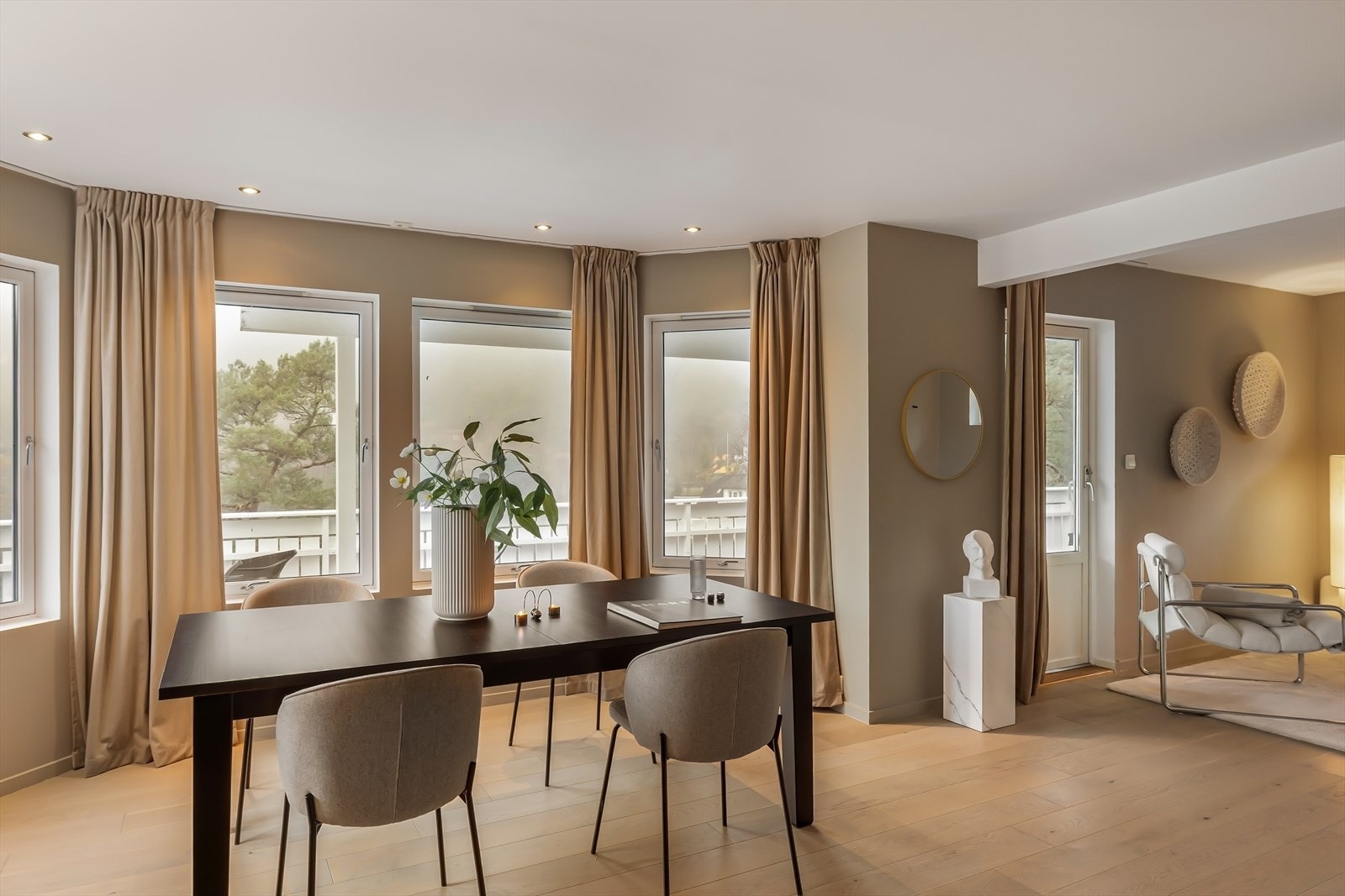 - Hovedetasjen inneholder entré, vaskerom, gang, bad, 2 soverom, stue og kjøkken - Galleribilde